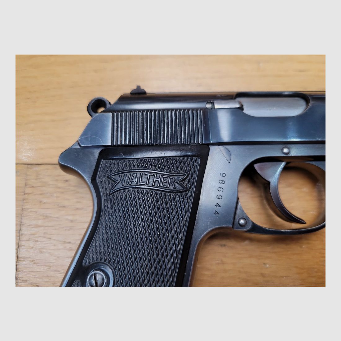 Sehr schöner Walther PP Pistol – Seltenes Kal. 22LR in der Herstellung Walther Zella-Mehlis – Waffe aus Anfang 1938 – Zivil – Wunderschöne Originalbrünierung zu 97% – Neuer Spiegel-Lauf – TBE +, Bild 16 von 17