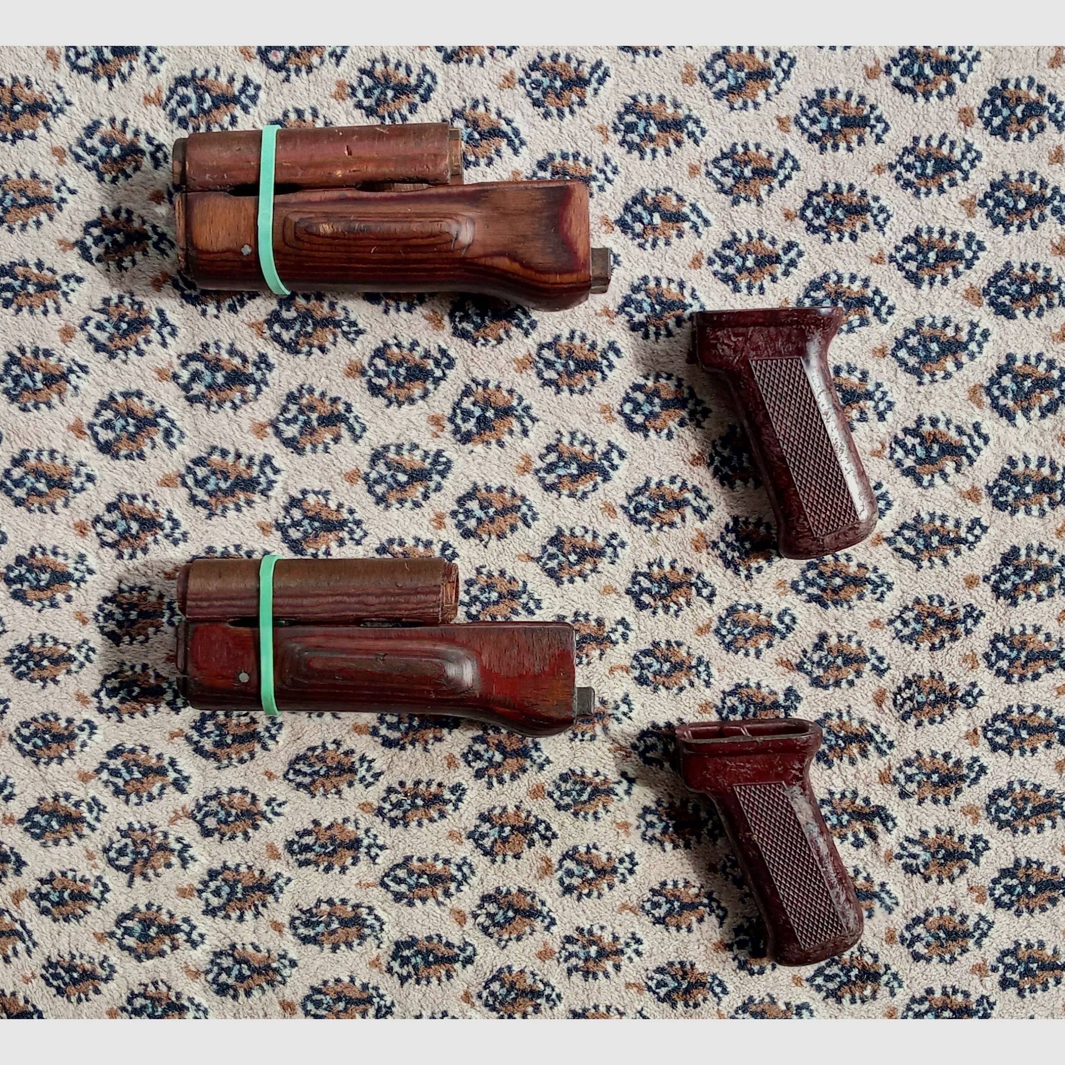 2 Sets Original Anbauteile inkl. Holz Laminat Handschutz und Bakelit Griff / AKM und AK74 