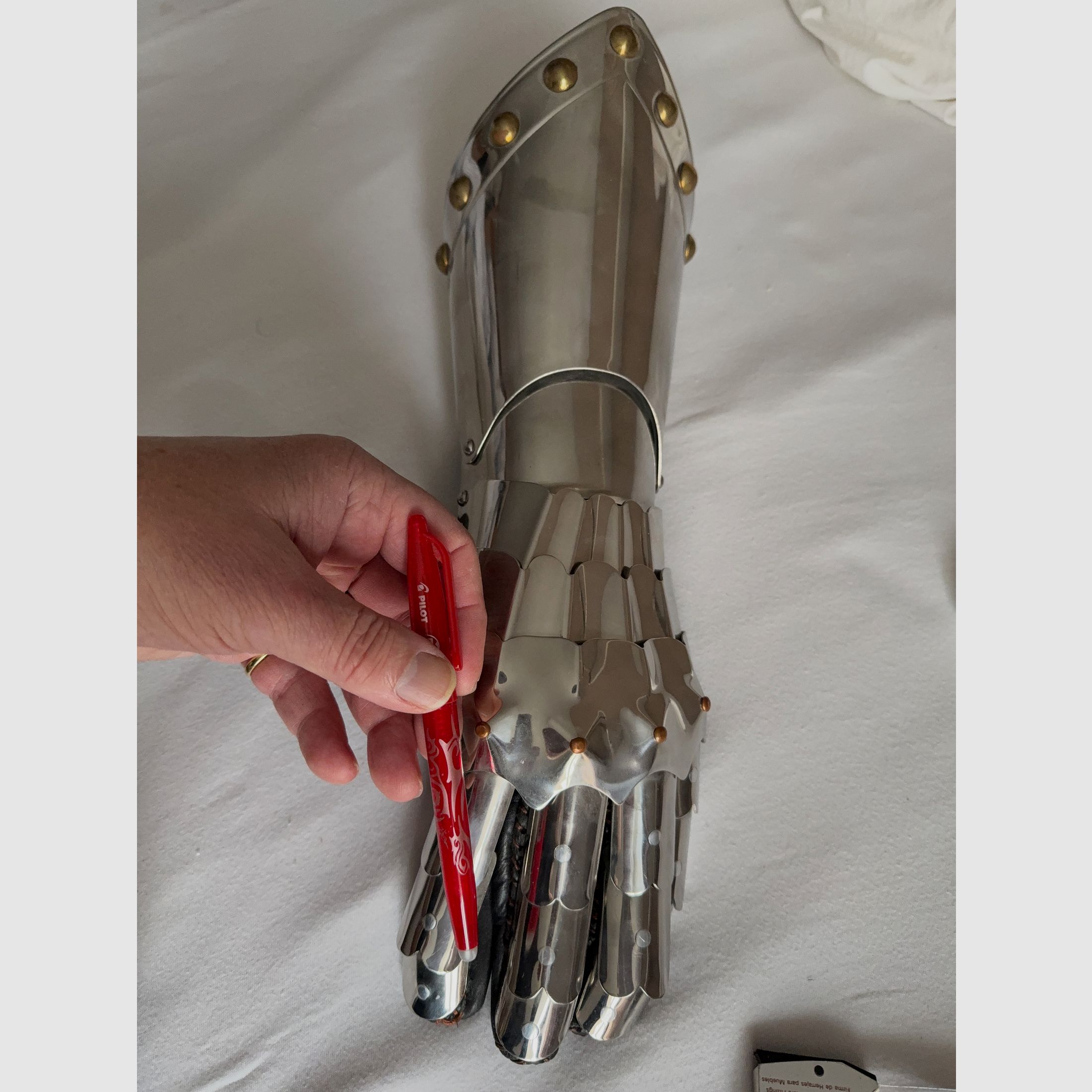 1A gants de chevalier pour le rituel de l'adoubement.