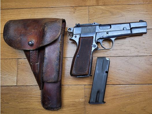Bellissimo Pistolet Browning GP 35 o P640(b) – 9 para – prime produzioni di occupazione del 1941 – Mirino da capitano – Fondina e due caricatori originali! – Eccellente canna, belle marcature e meccanica impeccabile – Ottime condizioni