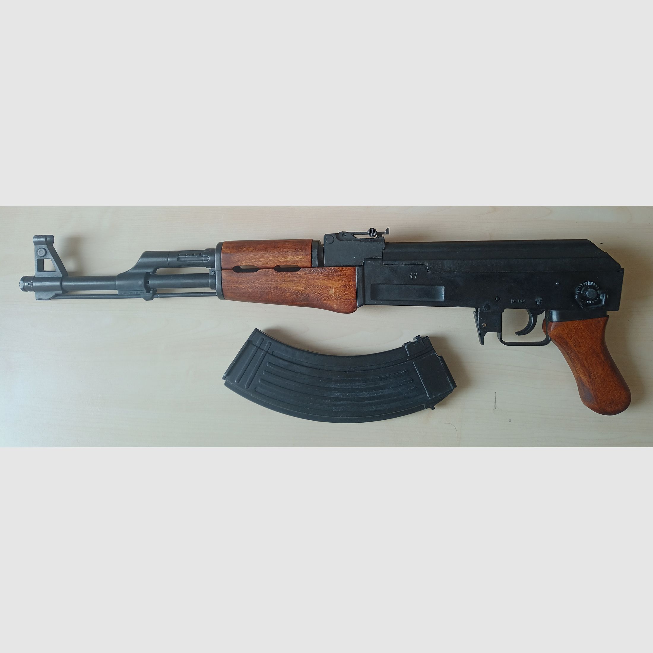 AK47 und Makarov von Denix Dekowaffen.