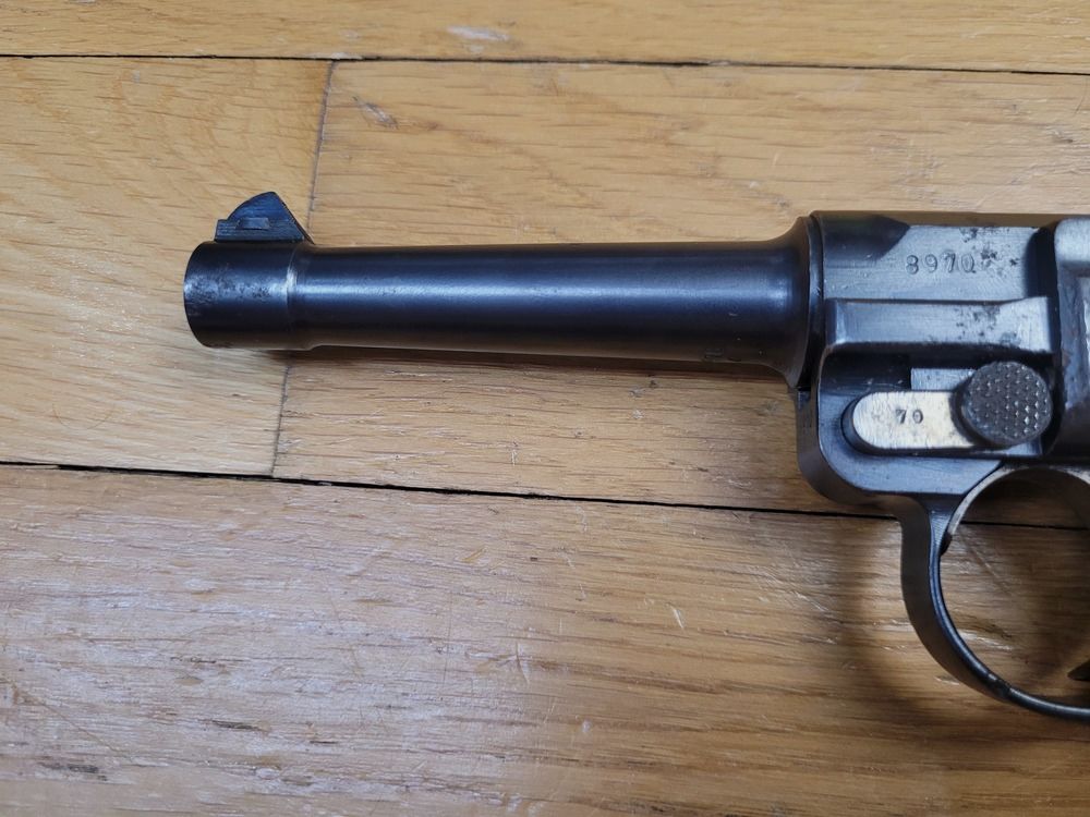 Goede Luger P08 Pistol – DMW uit 1916 – Mono serienummer – 100% 14-18 – Goed magazijn met houten bodem – Loop met goede groeven – Wapen om schoon te maken voor zowel schieten als verzamelen – EM in algemene staat, afbeelding 6 van 21