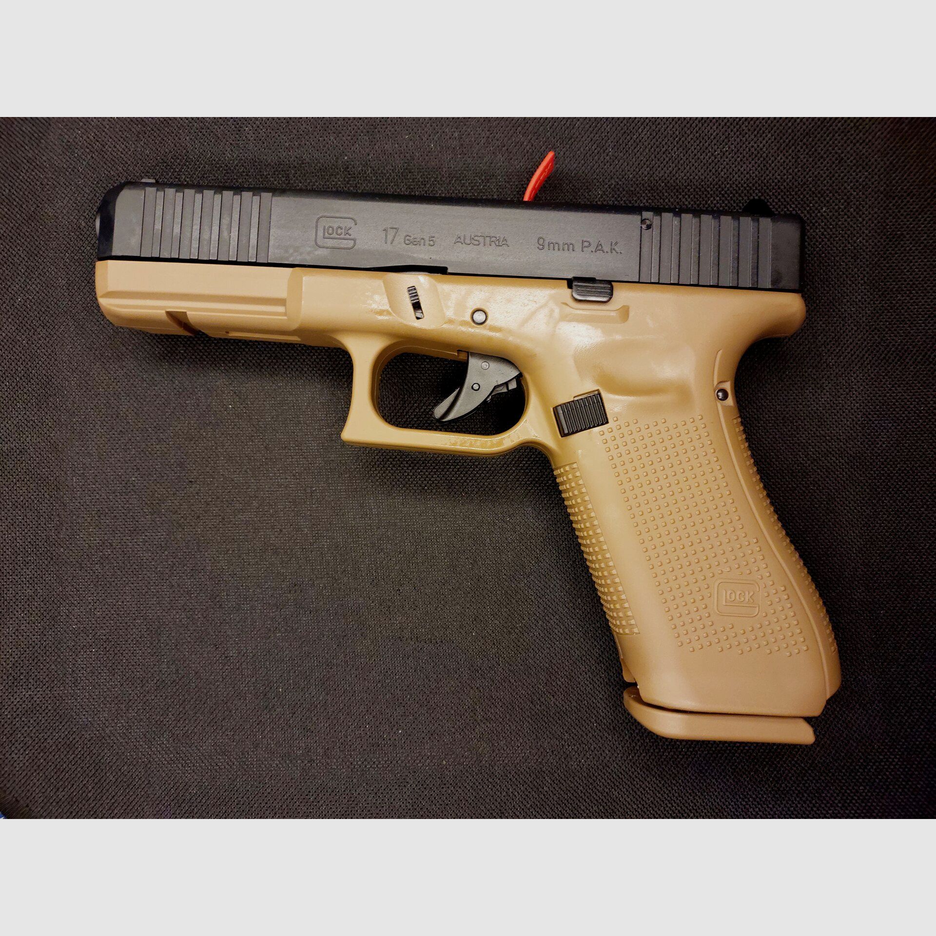 Glock 17 Gen5 Schreckschuss Pistole French Army 9 mm P.A.K. Coyote, French Army Edition (PTB 1068) - 2 Magazin