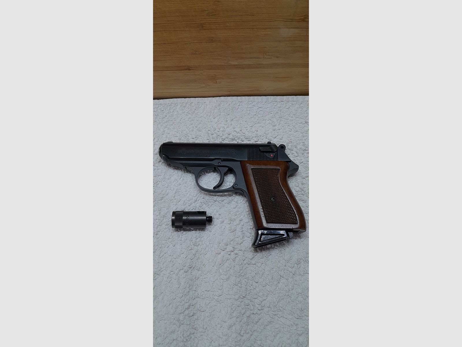 Röhm RG 800, Kal. 8mm K., mit Echtholz-Griffschalen, Abschussbecher und 35 Stück Patronen