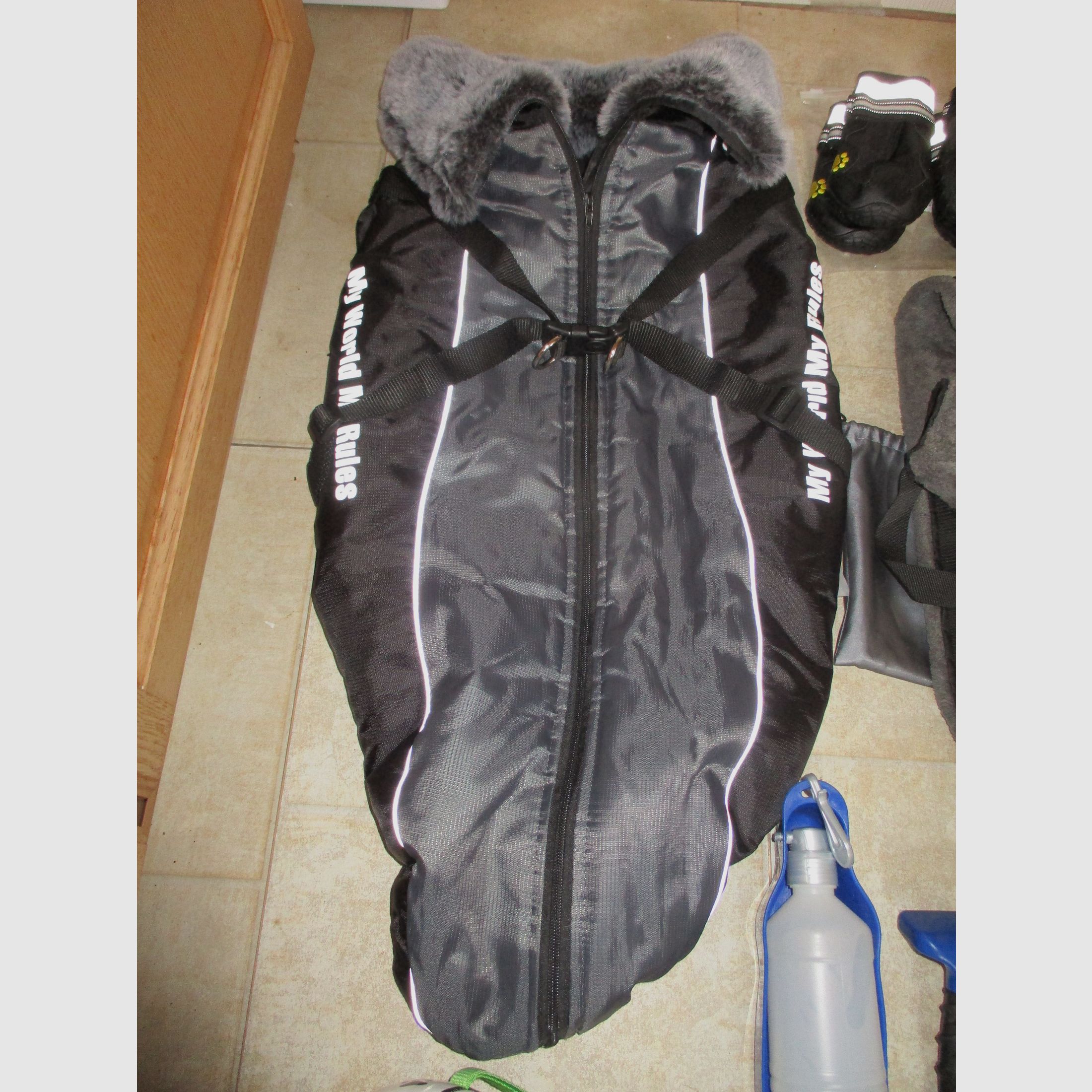 Hundezubehör, Leinen, Halsbänder, Kleidung, Näpfe...