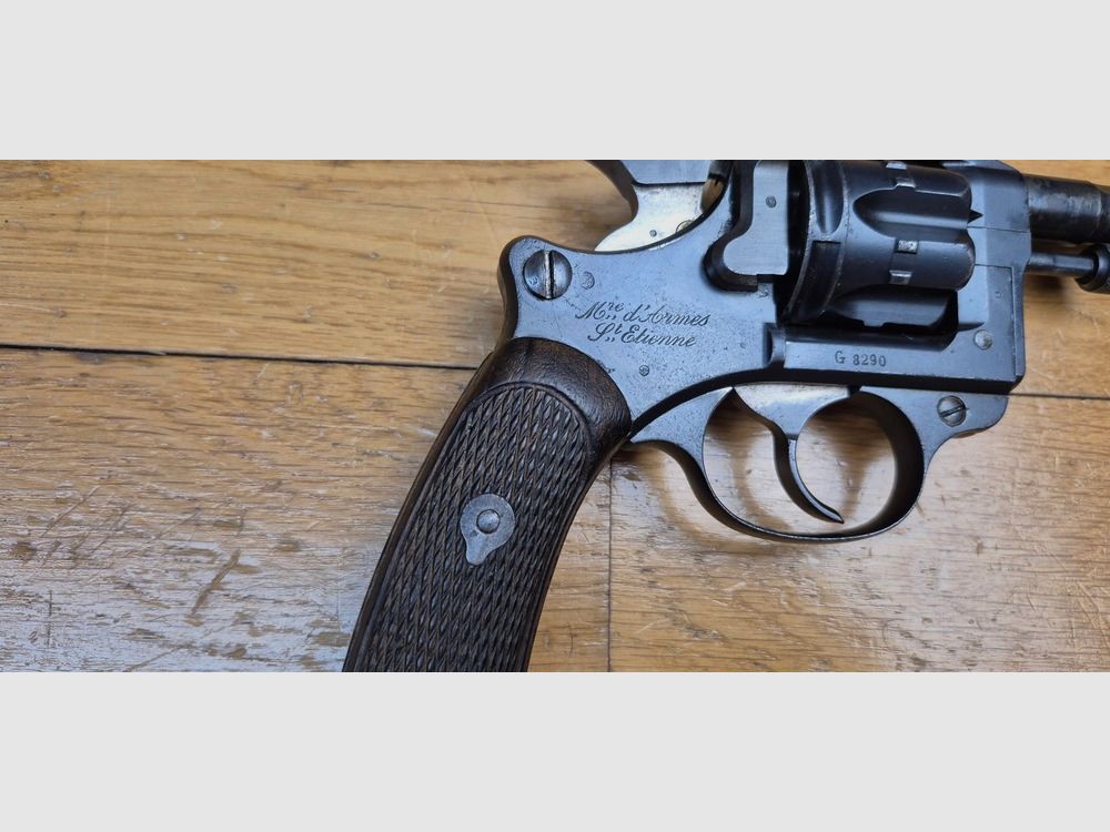 Schöner Dienstrevolver Modell 1892 – Gängig, aber mythisch – Höhepunkt des Dienstrevolvers Made in France – Kaliber 8mm92 – Mono-Nummer – Waffe von 1894 – Schöne Mechanik – Sehr schöner Lauf – Schöne Diensttasche zusätzlich – TBE-, Bild 4 von 32