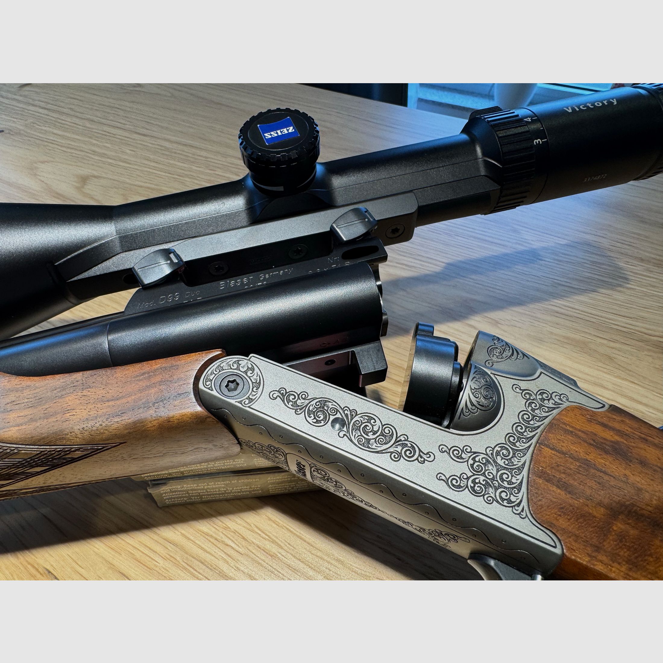 Blaser D99 dubbelbuksdrilling 9,3x74 / 9,3x74 / 20/76 met 2 x ZF Zeiss voor het zitten en drijfjacht, BESTE STAAT