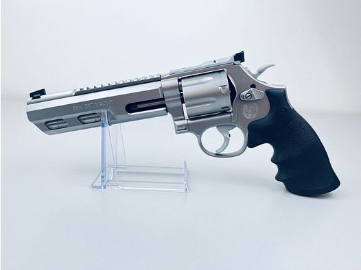 Smith & Wesson	 Model 686-6 Universal Champion