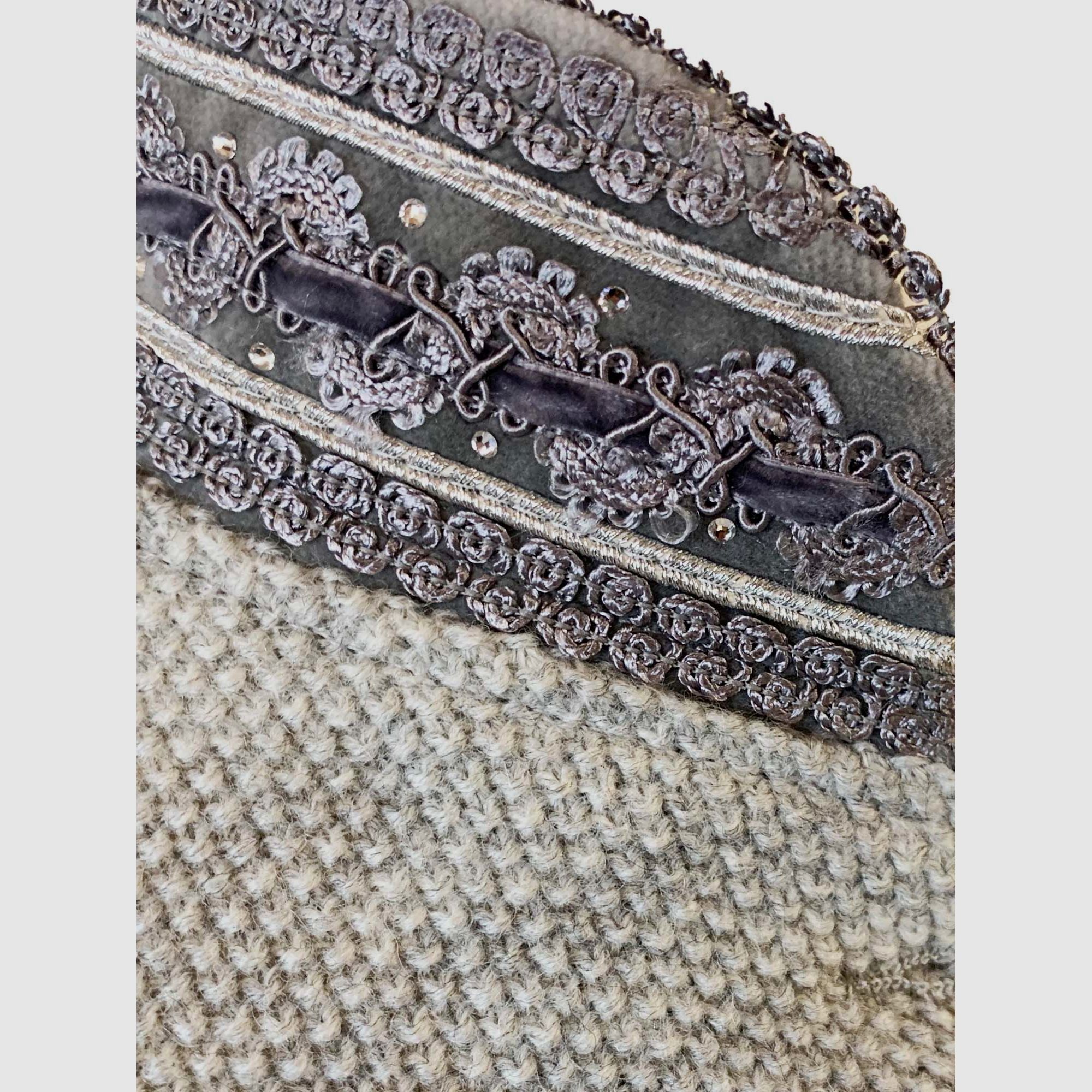 Litzlfelder Strickjacke mit edlem Kragen in silber