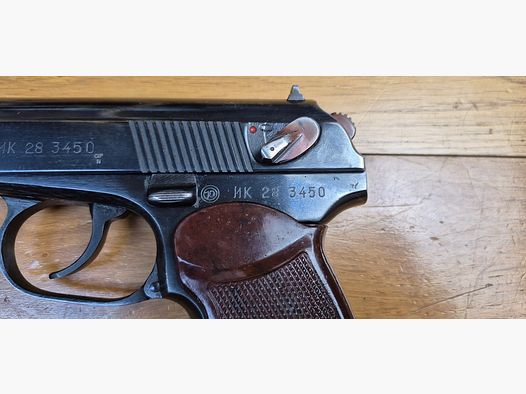 Sehr schöner Makarov-Pistole oder PM – Kal. 9×18 Makarov – Bulgarische Waffe – Gute originale bulgarische Griffschalen – Brünierung zu 99,7% – Mechanik einwandfrei – Wunderschöner Lauf – Symbolwaffe des Kalten Krieges – Ausgezeichneter Zustand – TBE++