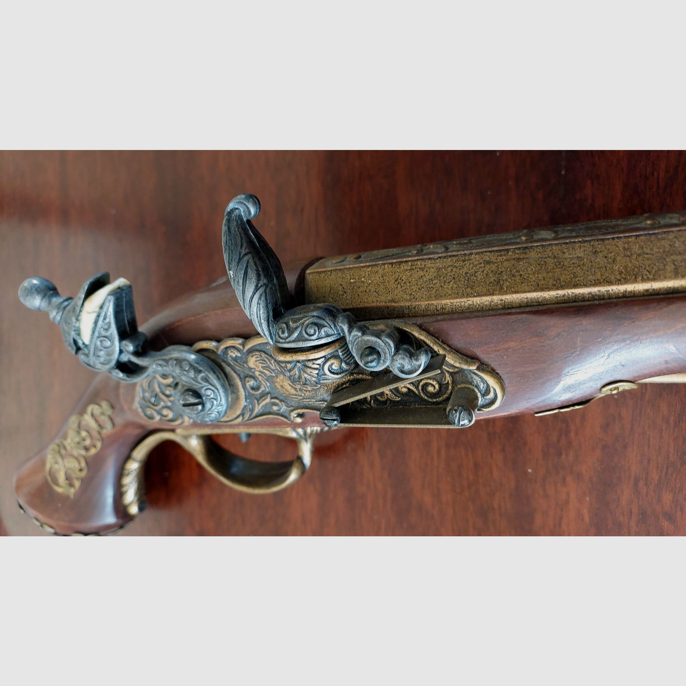 Replica flintlock pistol decoration – defective