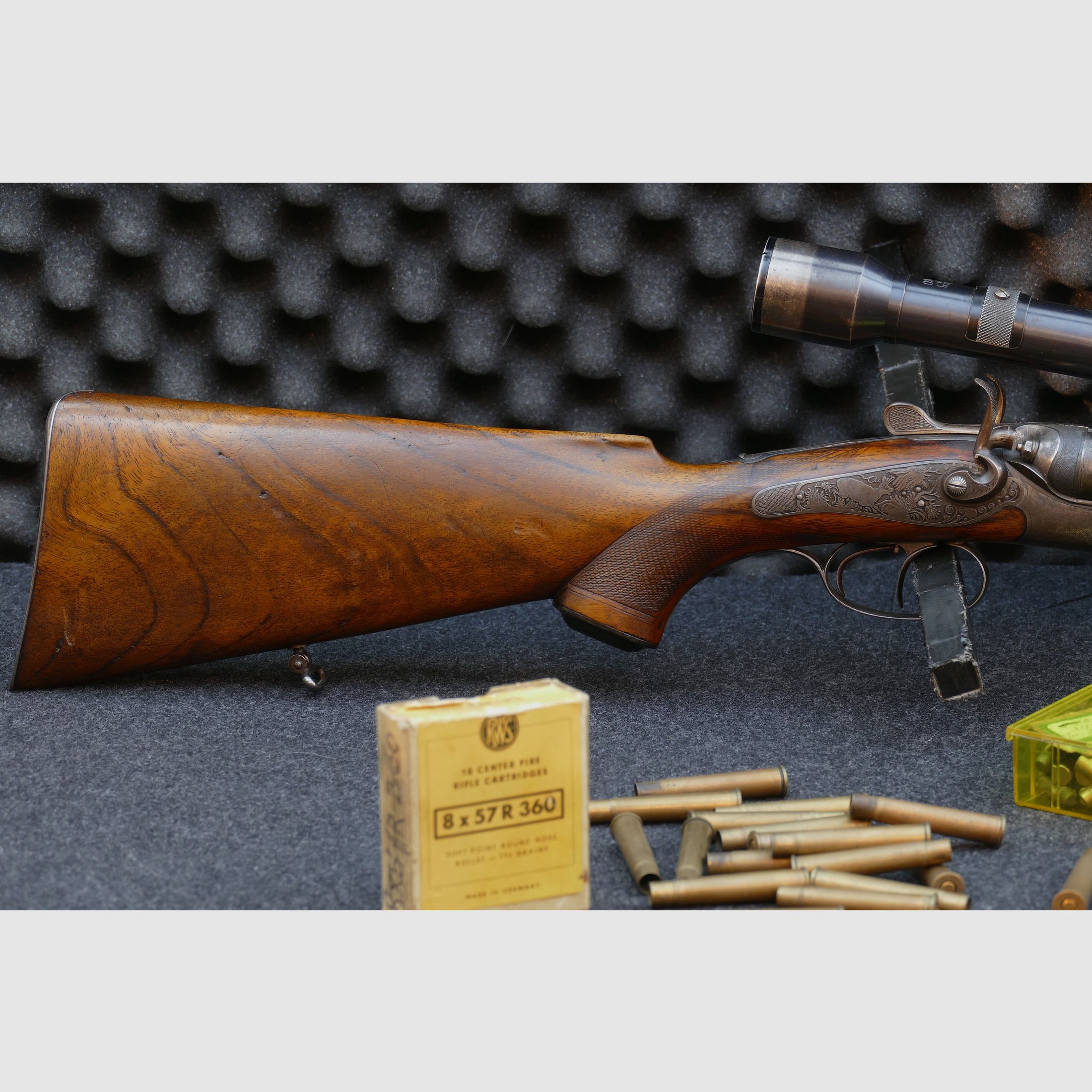 Hahnbüchsflinte aus Ferlach, Kal. 8×57 R‑360 / 16/65, Zielfernrohr Kahles Wien H/4×, Leder‑Passkoffer, Matrizen, Hülsen und Geschosse (173)
