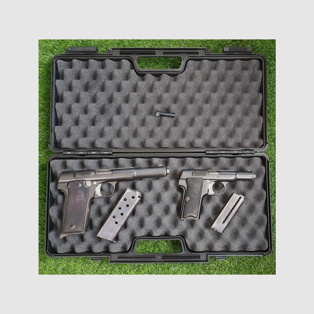 Historic pair of ASTRA 400 and 300 9mm pistols