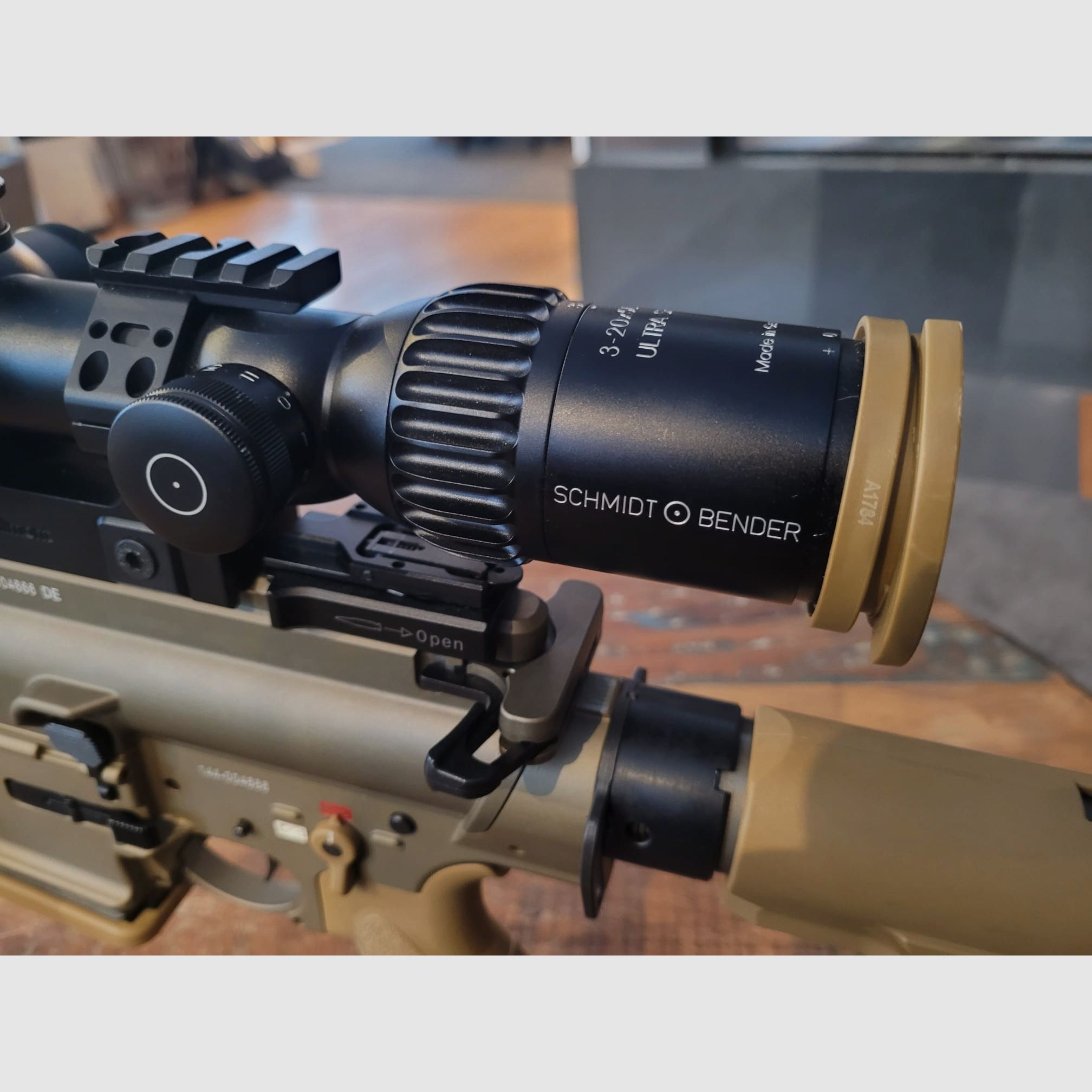 H&K Selbstladebüchse Mod. MR308A3 (RAL8000) 20 mit Anbauteilen G28 10 Schuss Magazin und Schmidt & Bender 3-20x50 PMII Ultra Short & div. Zubehörteile