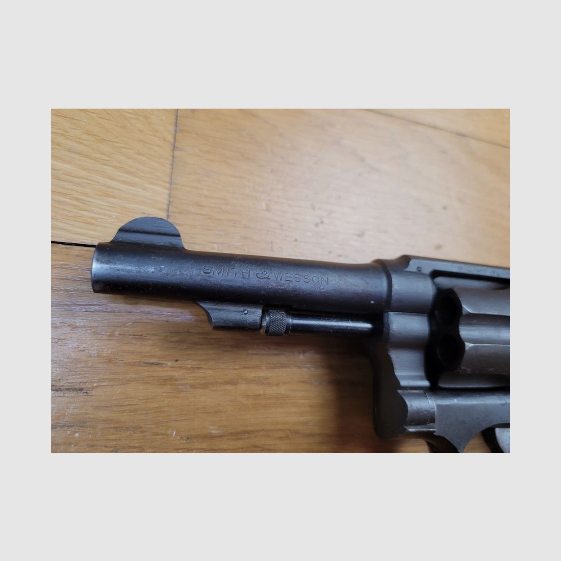 Seltener Revolver Smith & Wesson Victory – 4 Zoll und Kal. 38 SP (nicht 38-200! Nicht 38SW!) typischer US Navy – Die Waffe von Greg. „Papy“ Boyington und den Kopfjägern der VMF 214! – Reguläres BOYT US NAVY Holster von 1943 – Sehr schönes Set für eine historische und symbolträchtige Waffe! TBE+, Bild 25 von 34