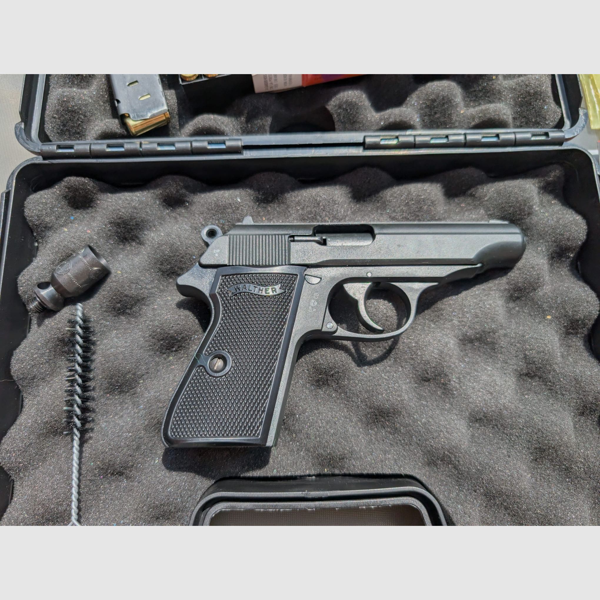 Walther PP 9 mm P.A.K. in sehr gutem Zustand/ ungeschossen. Inkl. 50 Schuss