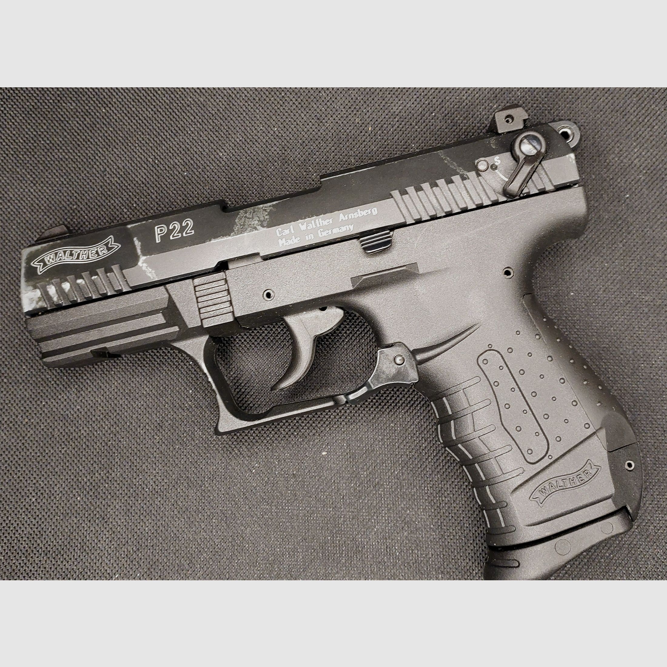 Walther P22 (P 22 Classic) Schreckschuss Pistole 9mm P.A.K. schwarz (PTB 778) mit Swiss Arms Gürtelholster