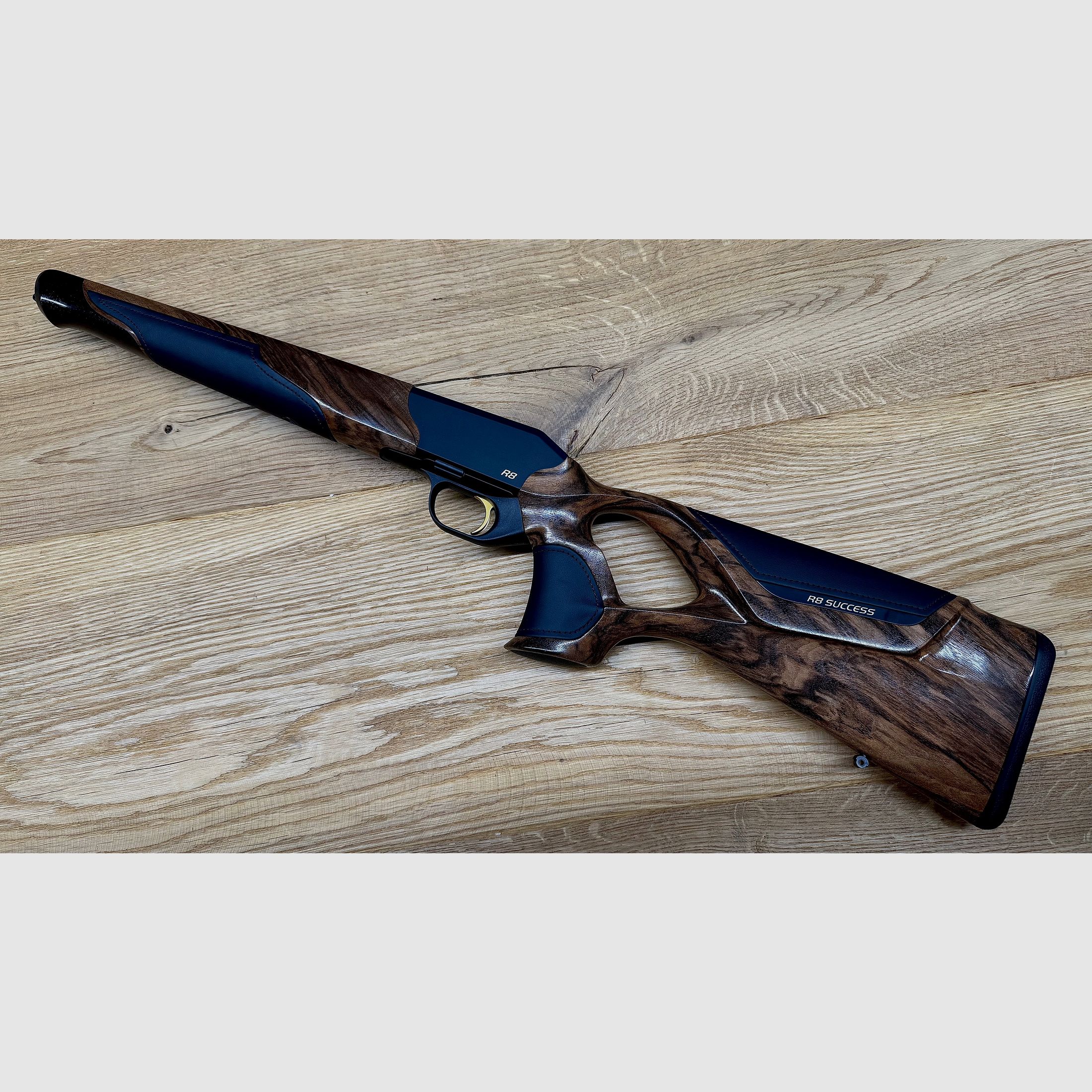 Blaser R8 Success skórzana kolba z systemem / klasa drewna 6 / skóra czarna / elementy złote