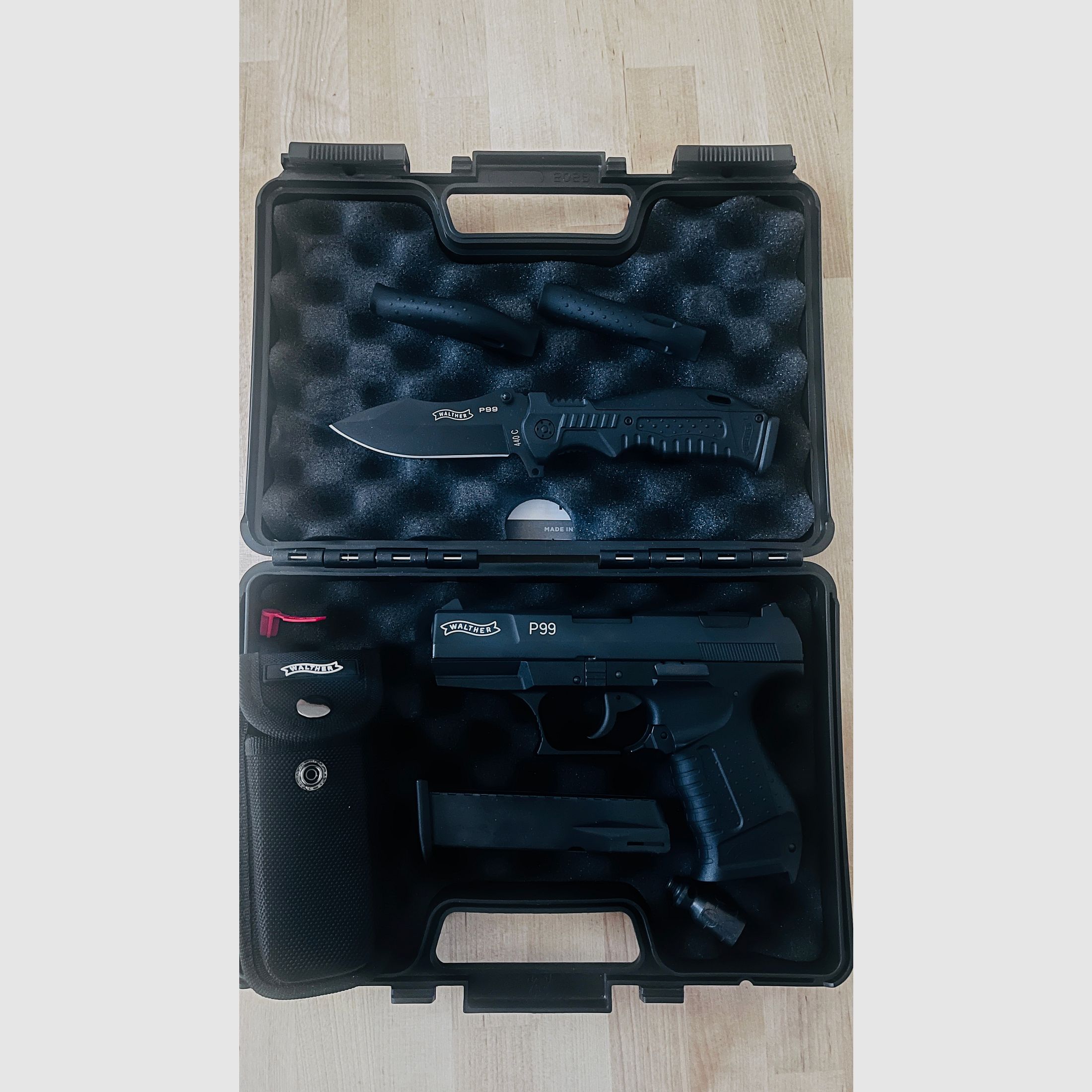 Walther P99 P.A.K - Z nożem Walther P99 i walizką