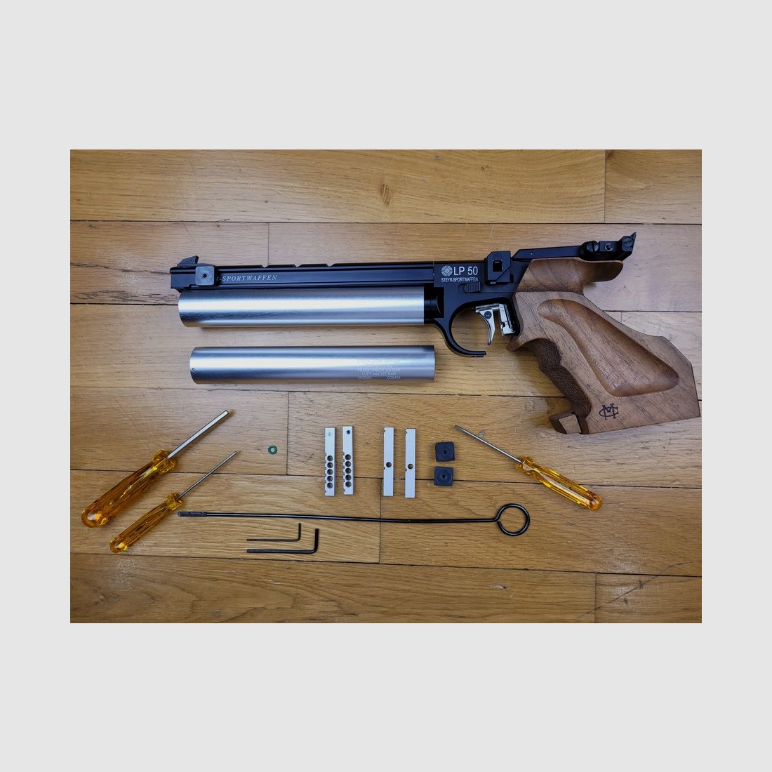 Wettkampfpistole STEYR - Modell LP50 - Kaliber 4,5mm - 5 Schuss - 2 Luftpatronen mit 4 Magazinen TBE, Bild 1 von 24