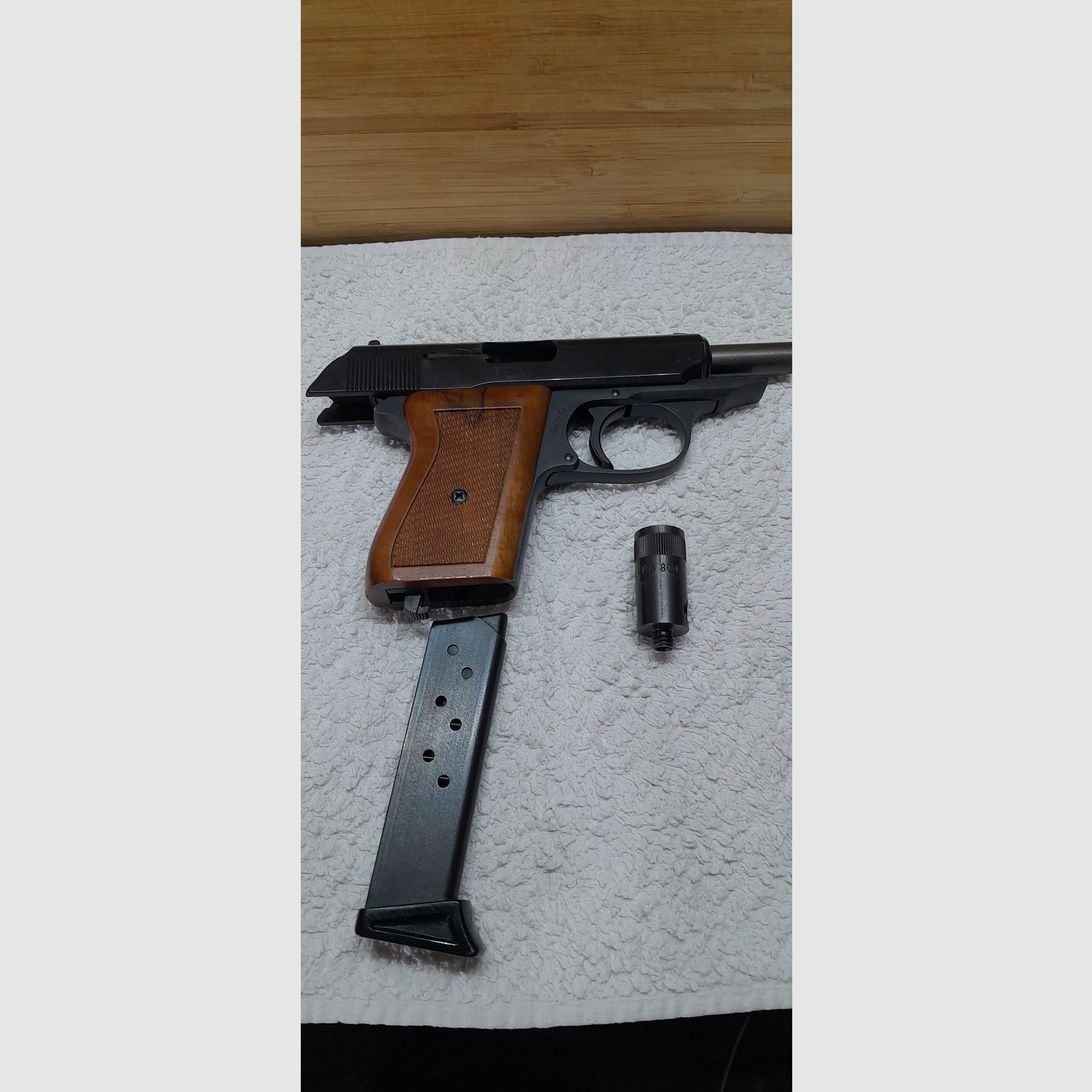 Röhm RG 800, Kal. 8mm K., mit Echtholz-Griffschalen, Abschussbecher und 35 Stück Patronen