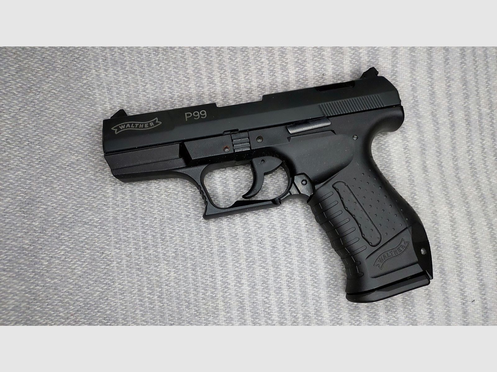 Walther P99 Schreckschuss Pistole 9mm P.A.K. (PTB 762) mit Multiabschussbecher