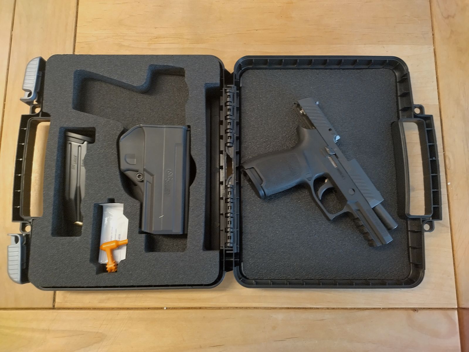 <SIG SAUER P320 Compact Cal. 9 mm Luger: Like new and available immediately!