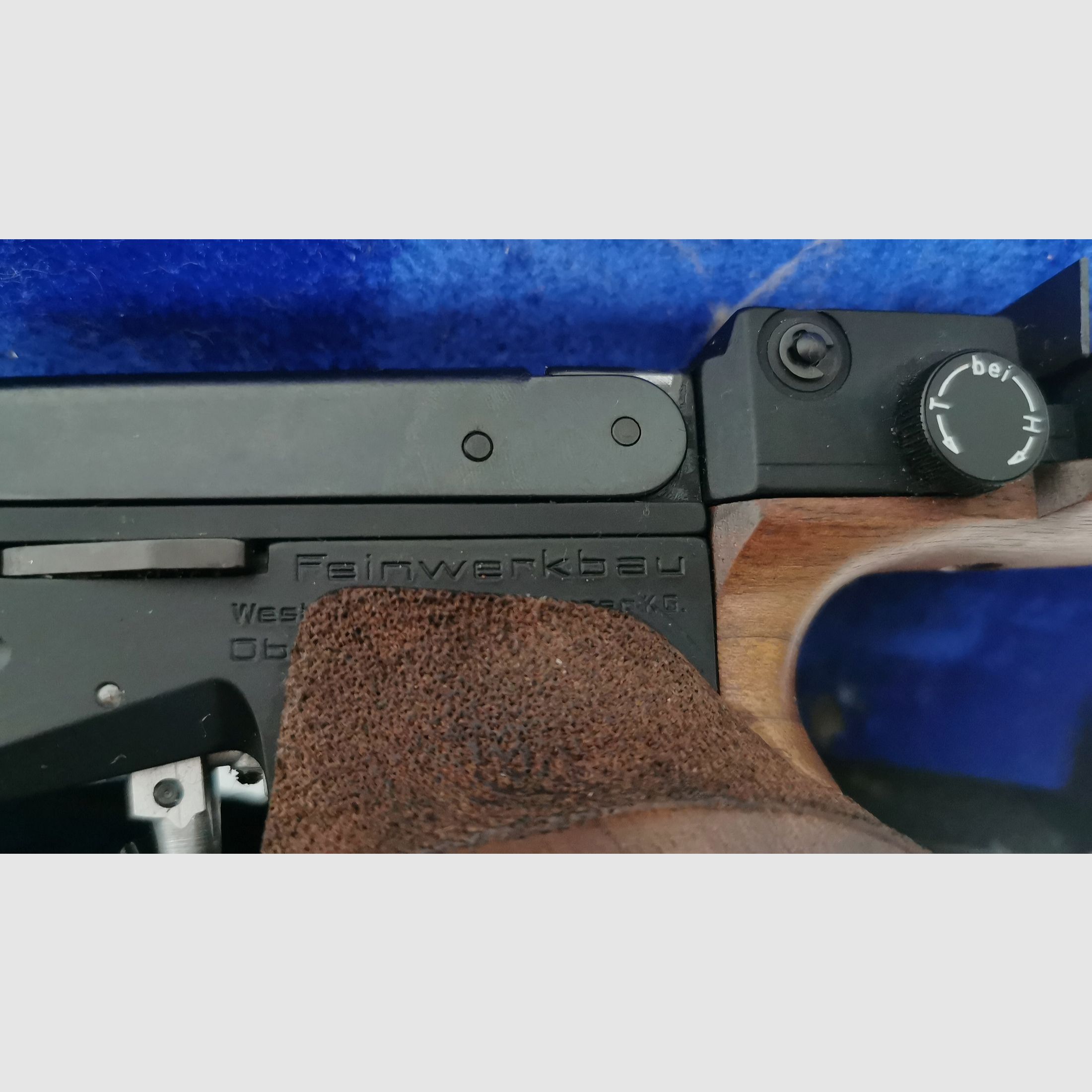 Konvolut Luftdruckwaffen, 1 Gewehr, 2 Luftdruckpistolen