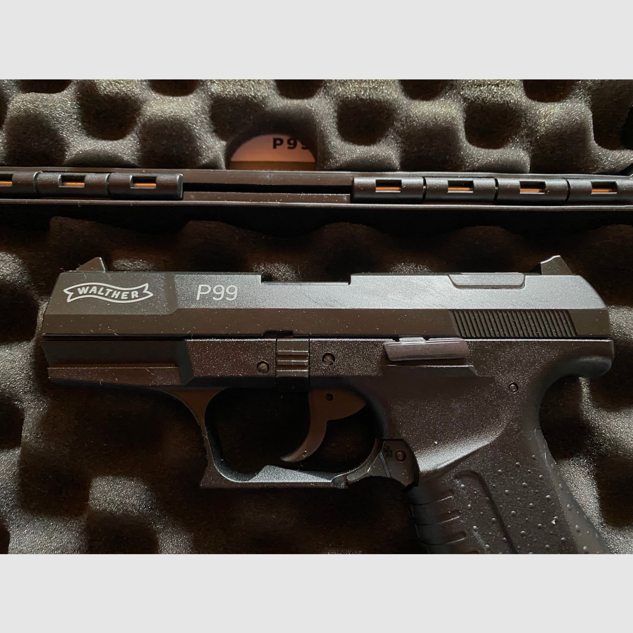 Walther P99 Schreckschuss Pistole Schwarz  9mm PAK  guter Zustand mit Zubehör und Koffer 