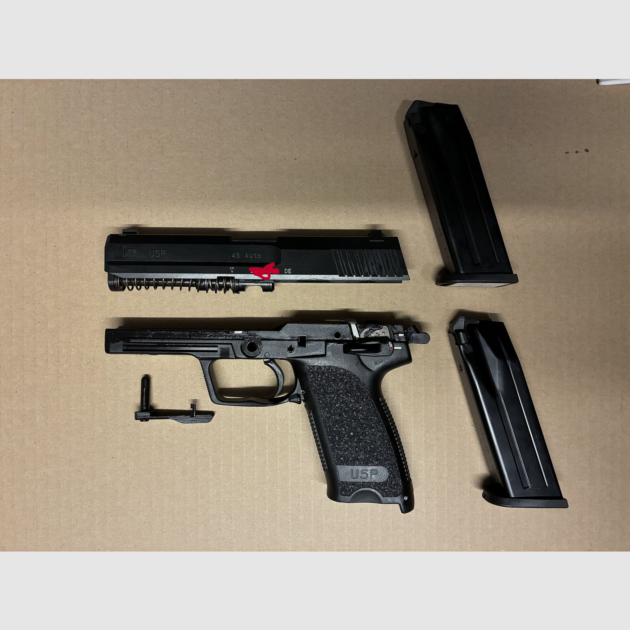 Heckler & Koch USP .45 ACP – 2 magazines, original case and user manual, image 2 of 10