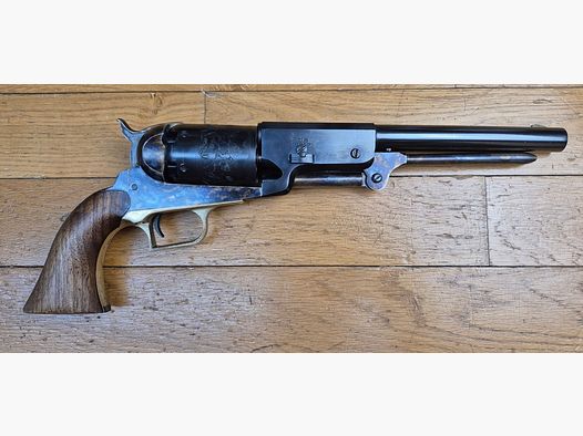 Enorme Colt Walker Revolver – Kal. .44 PN – Fabricage Army San Marco uit 1989 – Prachtige brunering en marmering aanwezig voor 100% – Uitstekende mechanica – Enorme loop van 9 inch met scherpe groeven – Zeer weinig geschoten – TBE-
