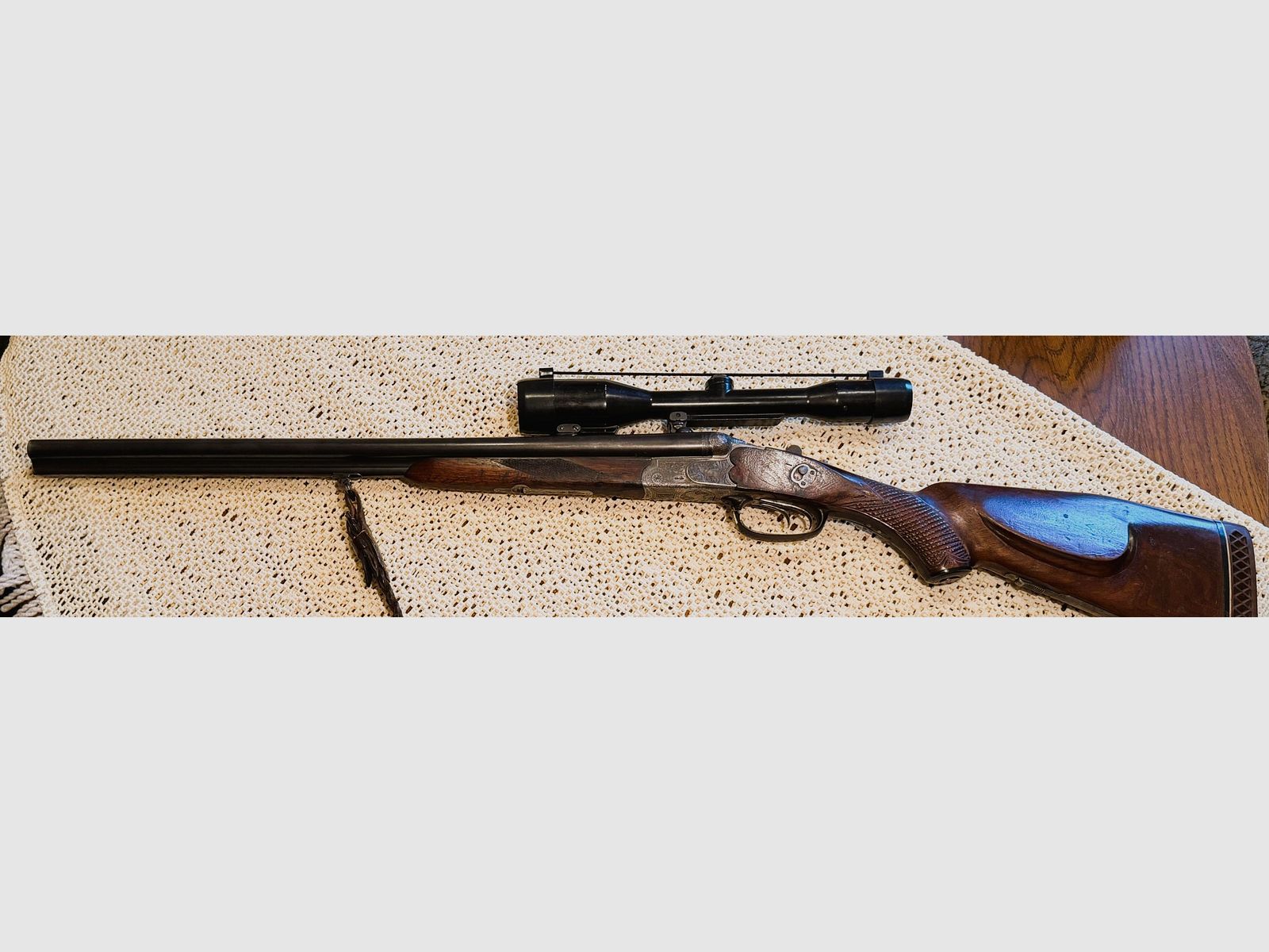Sauer & Sohn Bohrung mit feinen Gravuren, 7x65R und 2x16, Rückstecher, Laufbündel 60cm, mit Krieghoff-Einstecklauf 44cm lang Kal. .22 Magnum, Schaftmagazin für 4 x 65R, Schaft 38,5cm,