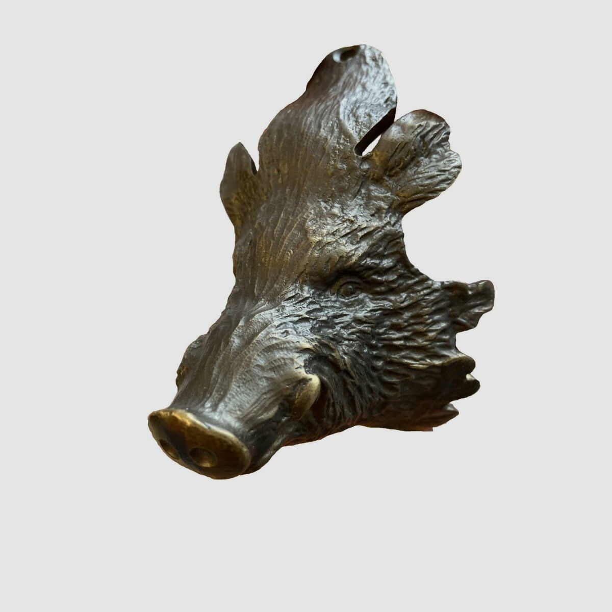 Lovergreen kleine Bronzestatue Motiv Trophentragender Schweinskopf