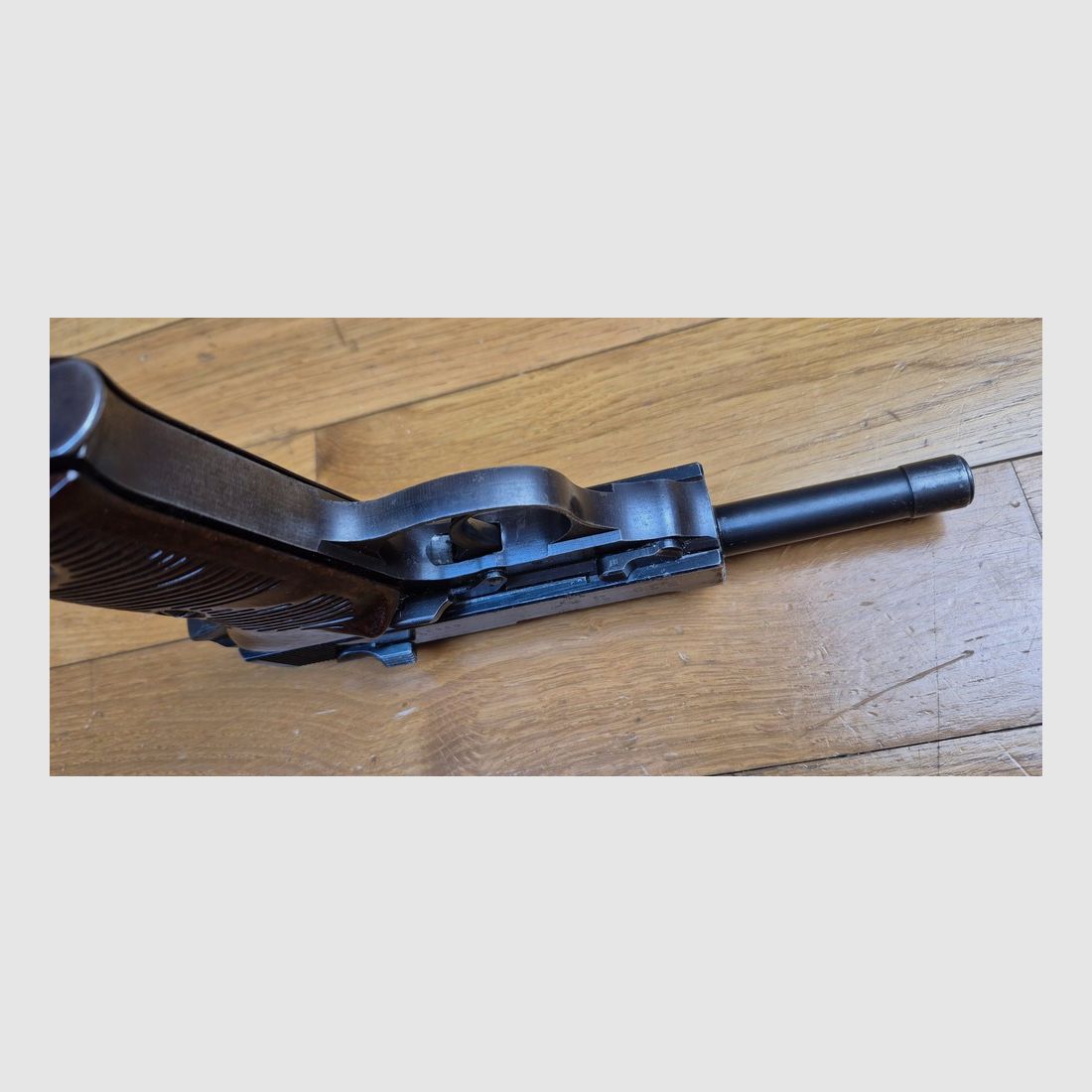 Schöner Walther P38 Pistol – Herstellung genannt „ZM“ für Walther Zella Mehlis – Code AC – Waffe von Juli 1943 – Originalbrünierung zu 95% – Einwandfreie Mechanik – Sehr schöner Lauf – 100% Originalteile – Monomatrikulation außer Magazin – Sehr guter Zustand – TBE, Bild 10 von 20