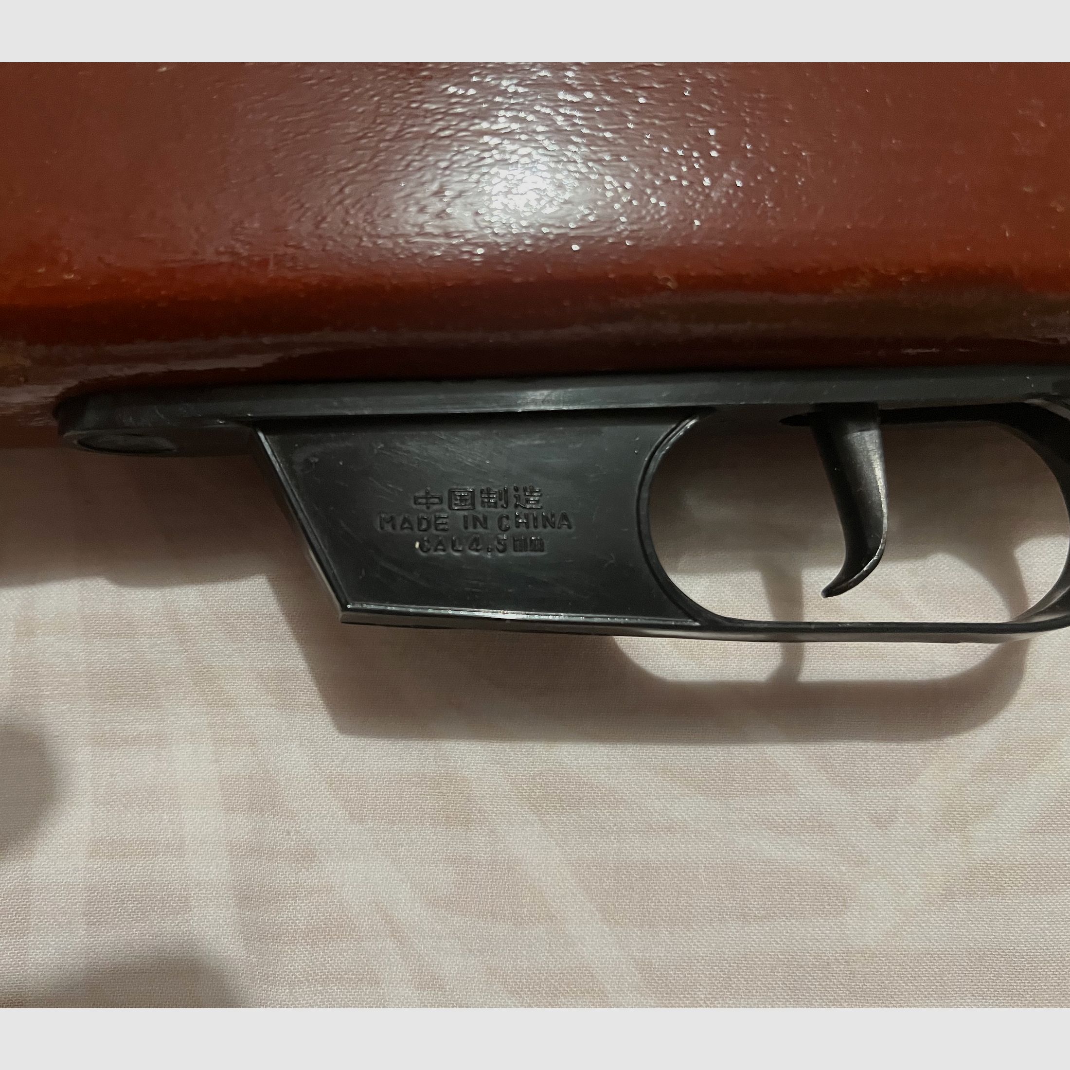 Fünf Luftgewehre abzugeben. 1 Gewehr Suhl. 1 Gewehr Umarex. 3 Gewehre Lion Brand. Siehe Photo.
