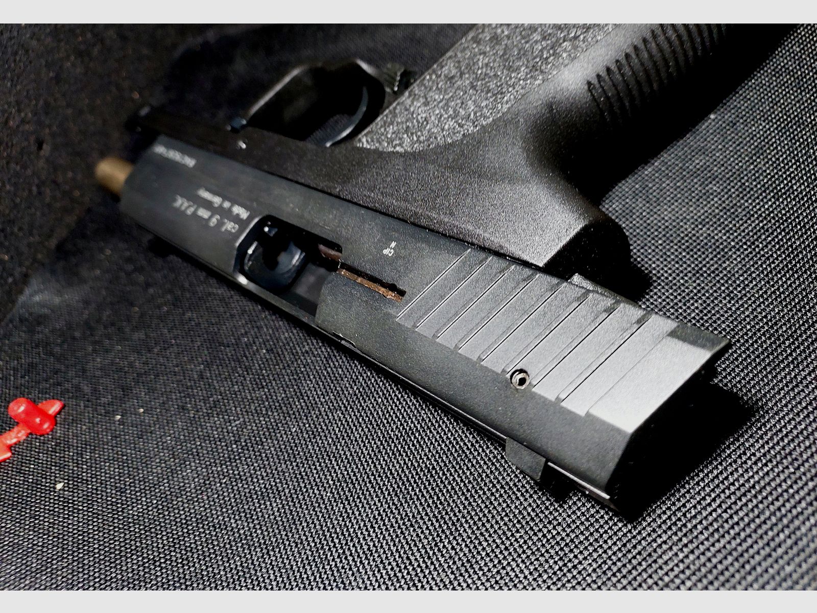 Pistolet alarmowy Röhm RG96, oksydowany (PTB 699) Zestaw RG 96 z tłumikiem, pomocą do ładowania i 2 magazynkami