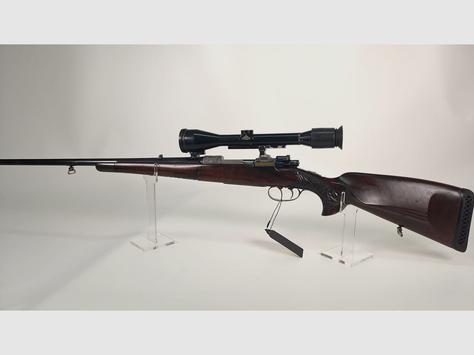 Repetierer Einzelstück 7x64 inkl. ZF 2,5-10x42 mit Handgravuren und Schaftholzverschneidungen