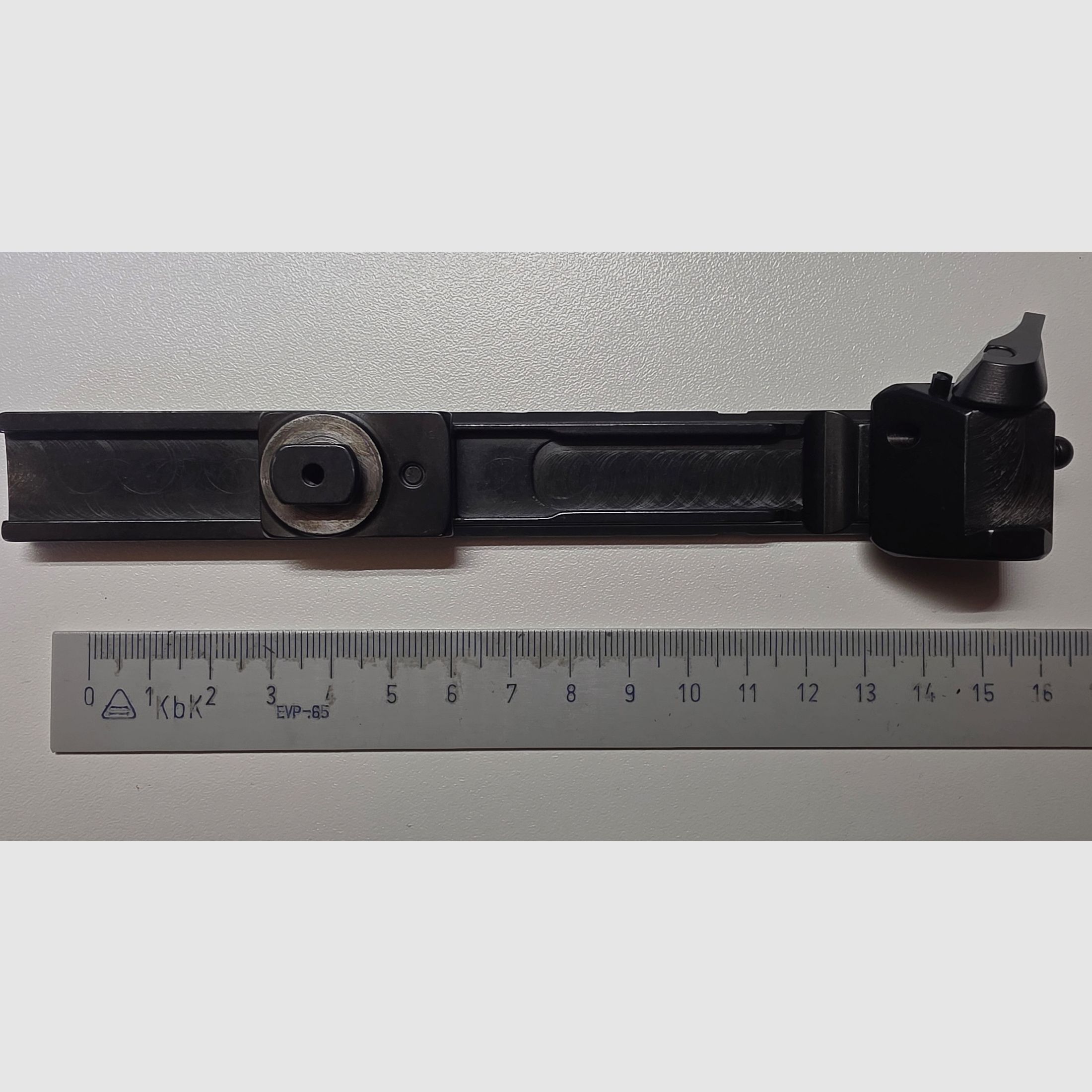 Picatinny‑Schiene für Brünner Schwenkmontage (155 mm, Stahl)