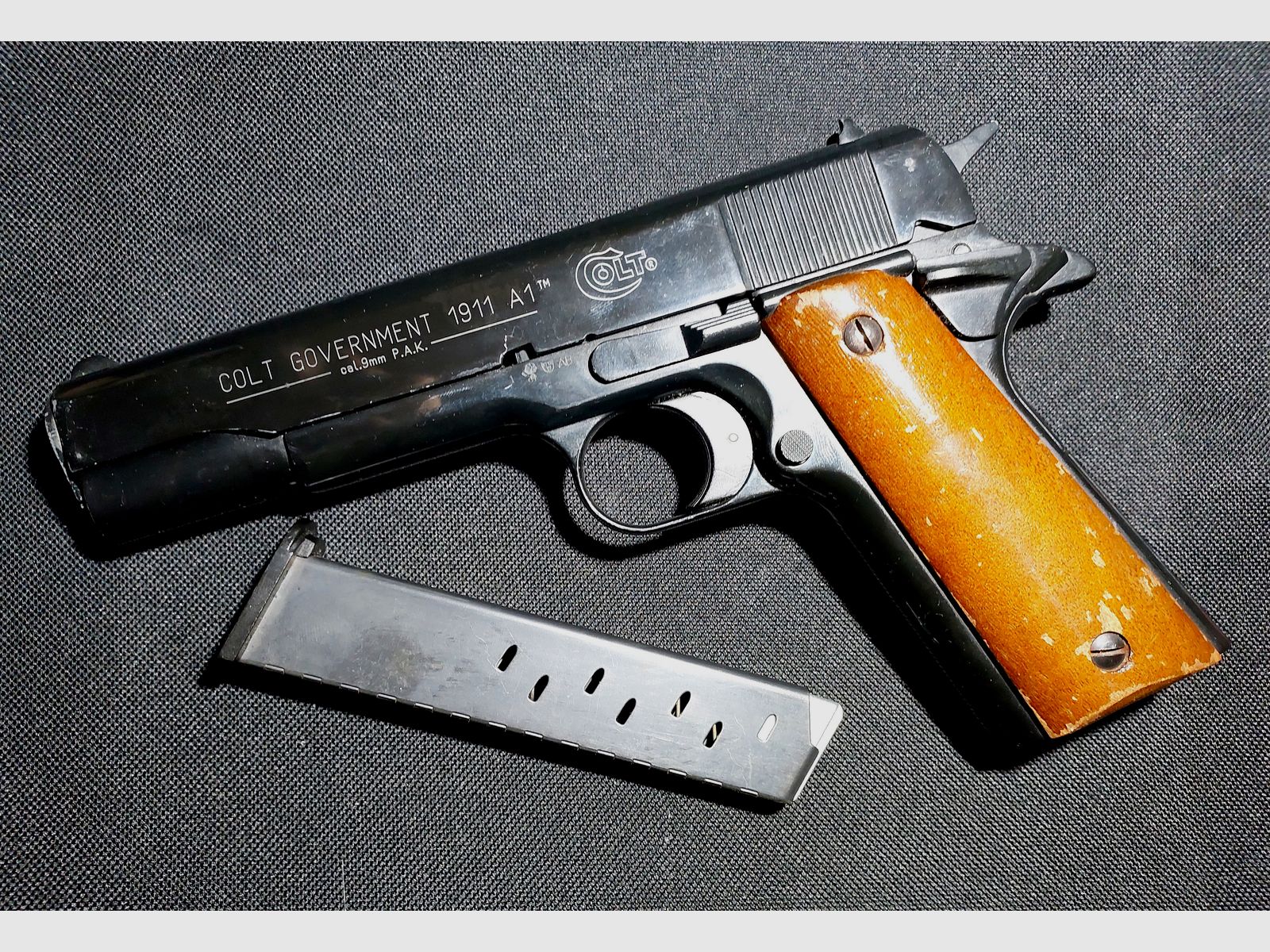 Colt Government 1911 A1 Schreckschuss Pistole 9mm P.A.K. (PTB 774) "vintage Holzgriffe