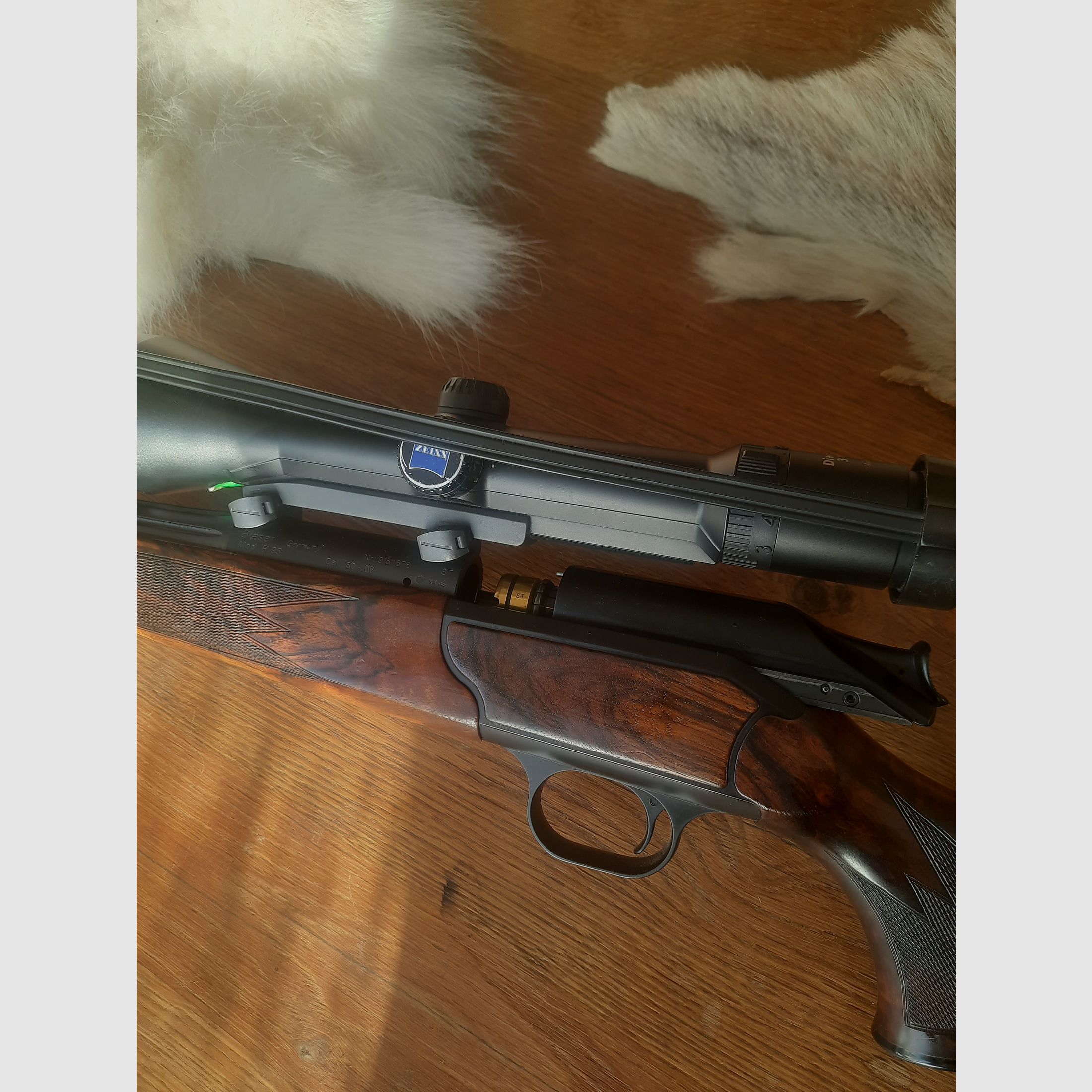 Blaser R93 Attache, .30-06, Sonderholz, Lauf kanneliert, Mündungsgewinde 15/1, Zeiss, Schalldämpfer Roedale