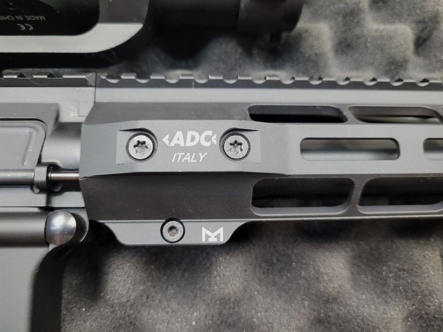 AR 15 Büchse – Marke ADC – Modell M5 Version Custom Plus – Kal. 223 – in Originalkoffer – Custom-Zubehör einschließlich Zielfernrohr – mechanische Visierung UTG – Firefield Reflex-Zielfernrohr – gefrästes Gehäuse – 12,5 Zoll kaltgeschmiedeter Lauf – ideal für Schüsse bis 600m – gebraucht im neuwertigen Zustand, Bild 33 von 35