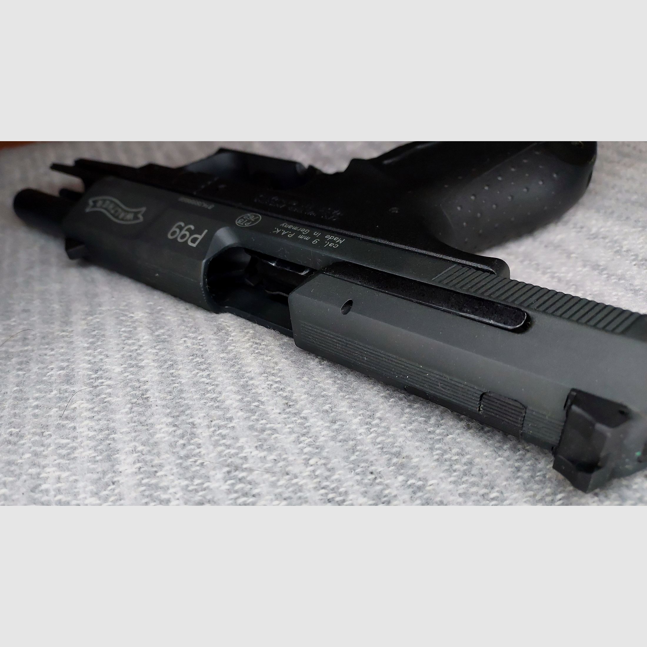 Walther P99 Schreckschuss Pistole 9mm P.A.K. (PTB 762) mit Multiabschussbecher