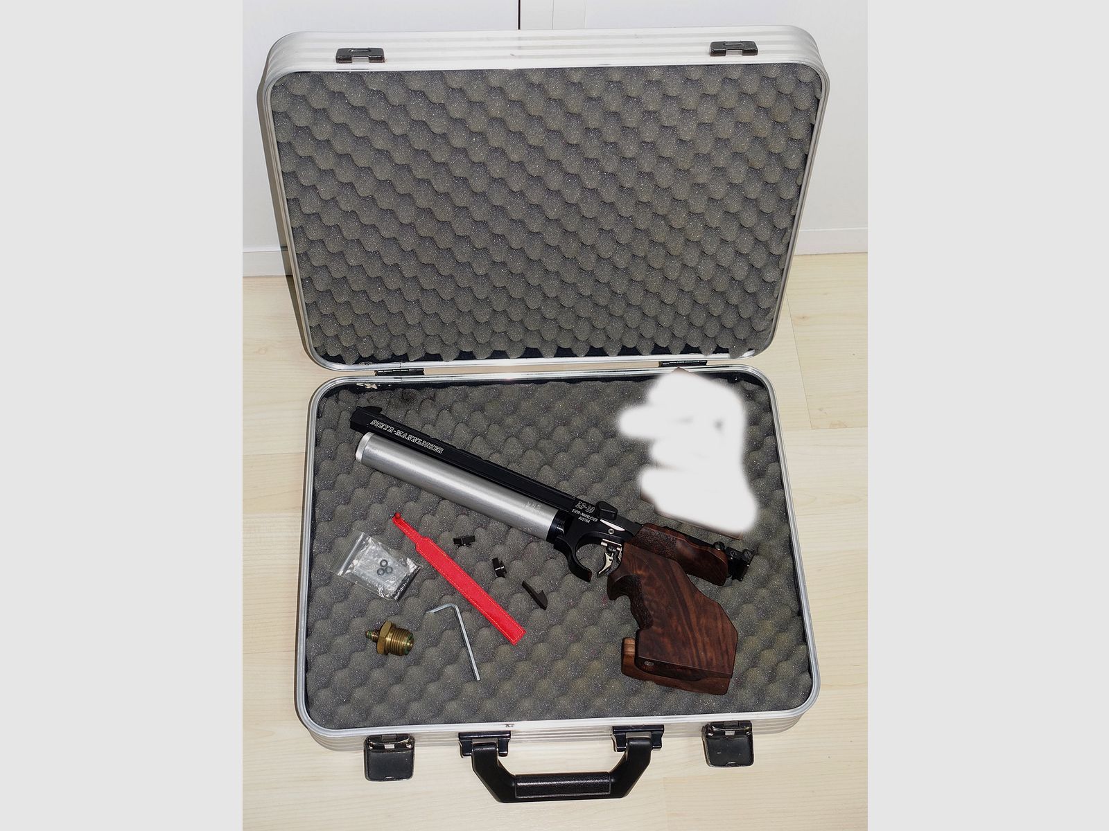 Steyr LP10 Pressluft Matchpistole / 3 Rechtsgriffe Gr. S + M