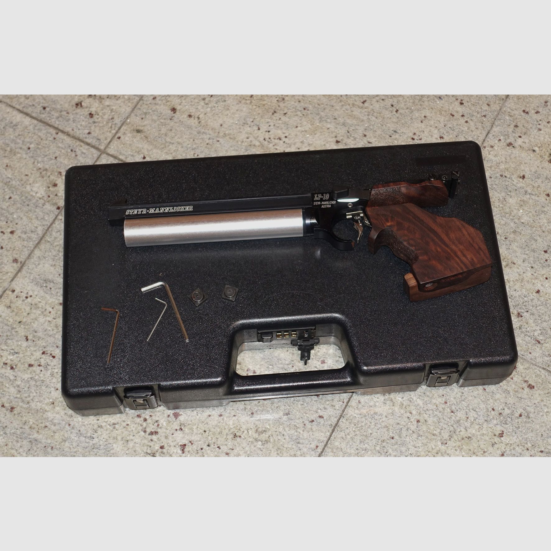 Matchpistool Steyr LP10 met accessoires