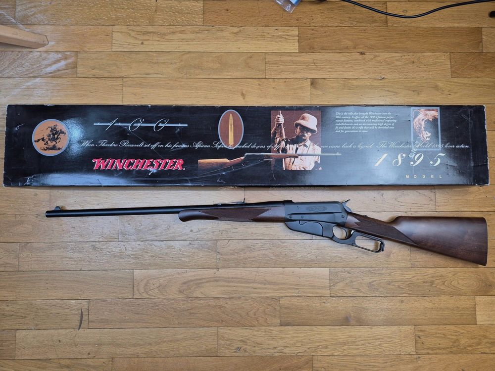 Splendide Winchester 1895 – Redoutable calibre 30.06 – Fabrication spéciale du Centenaire par Miroku pour Winchester – En boîte d&rsquo;origine en parfait état – Bois superbes quadrillés main – Gravures rocailles sur bronzage parfait – Très beaux marquages de « vraie » Winchester – Canon et mécanique parfaits! – Arme neuve!, image 1 sur 32