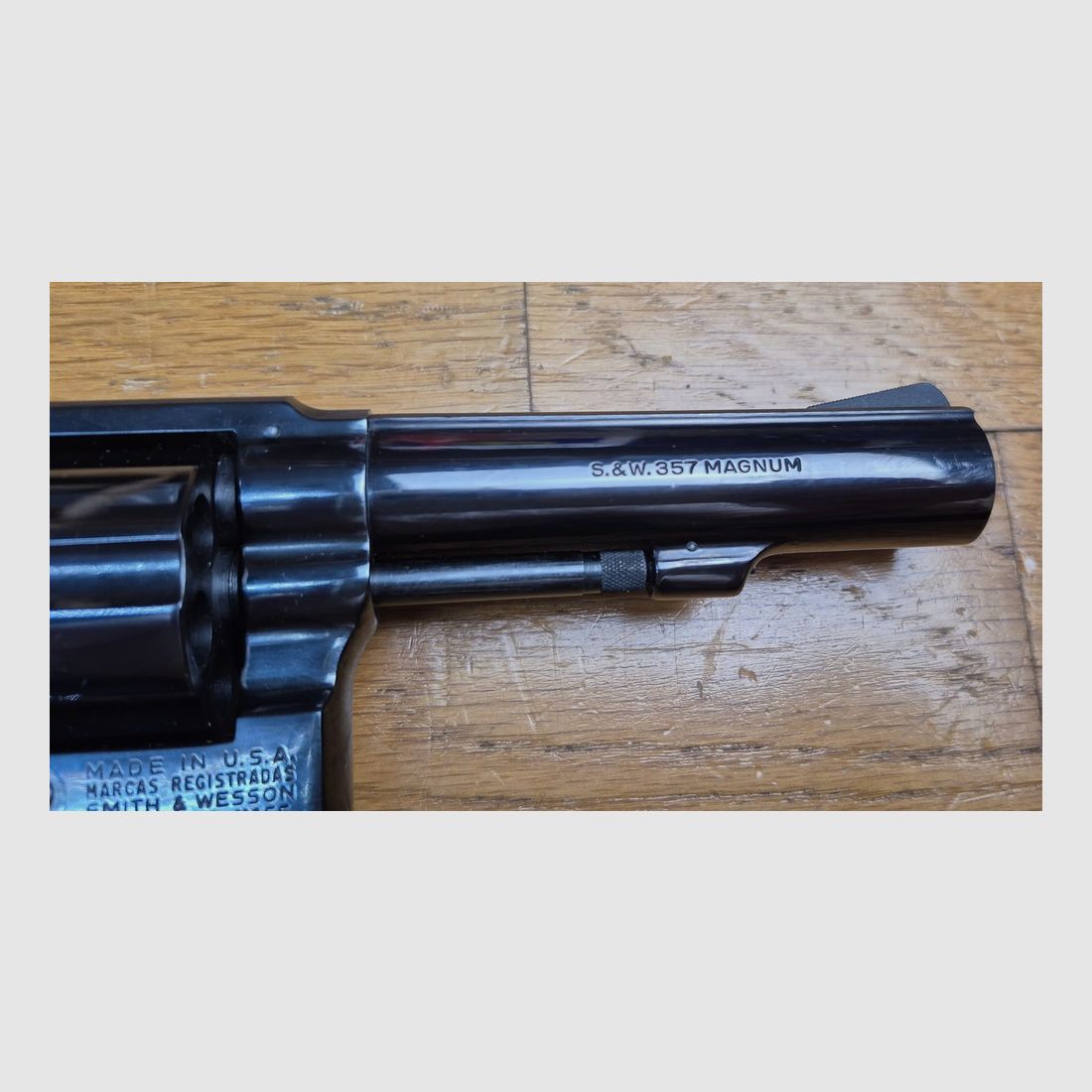 Bardzo ładny rewolwer Smith&Wesson Model 13-2 – Kal. .357 Magnum w ramie K – Potomek Military and Police w wersji z ciężką lufą – Broń „Pinned i recessed” z 1978 roku – Broń policyjna i wszechstronna par excellence – Stan niemal idealny – TBE++/TBE+++, zdjęcie 1 z 26