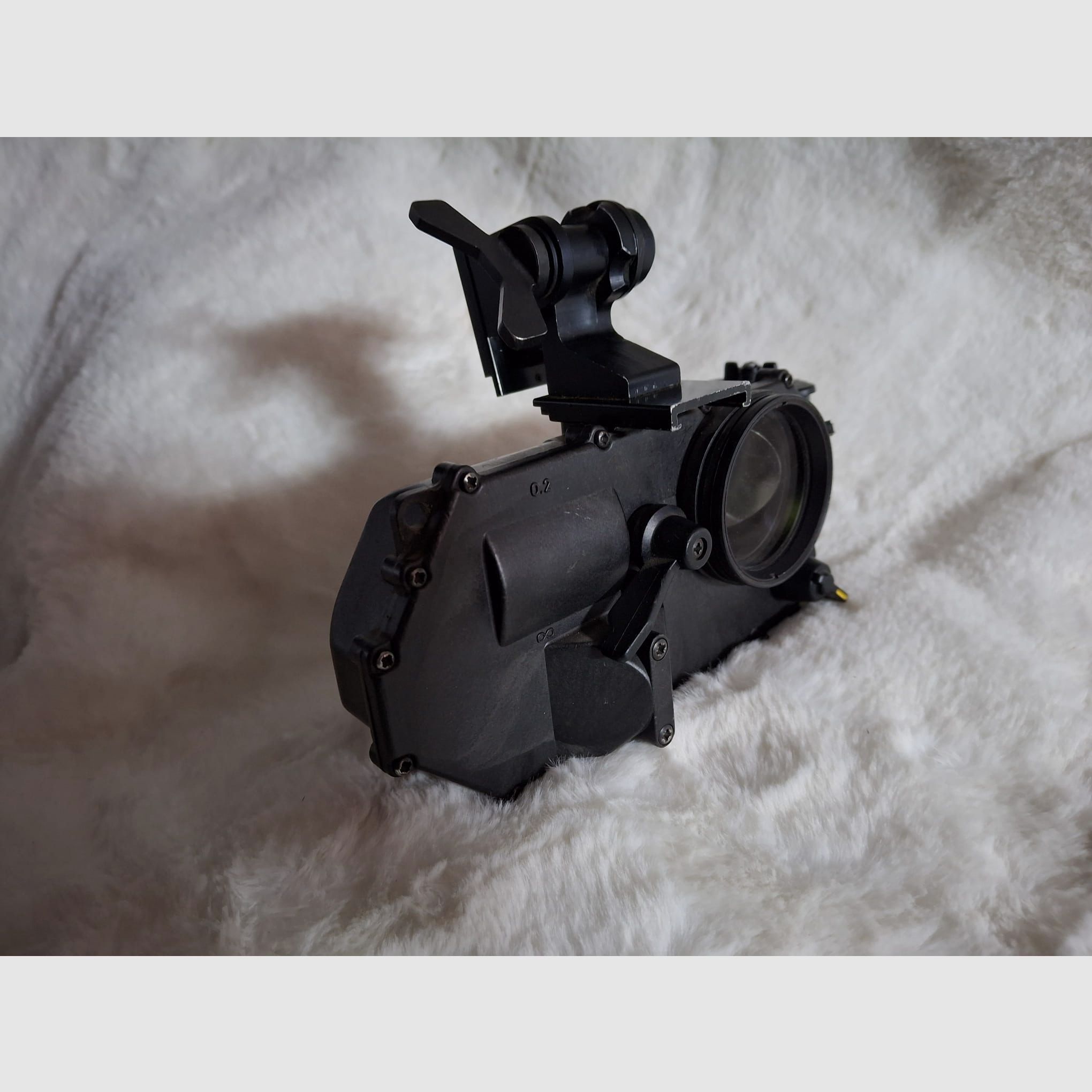 Nachtzichtversterker met helm- en hoofdbevestiging