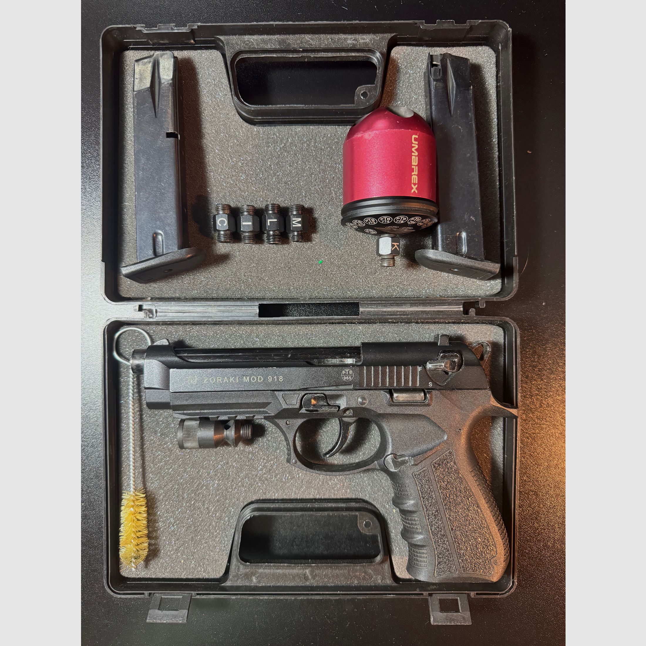 Zoraki 918 9 mm P.A.K. incluye maletín, cargador de repuesto y (multitud) lanzador