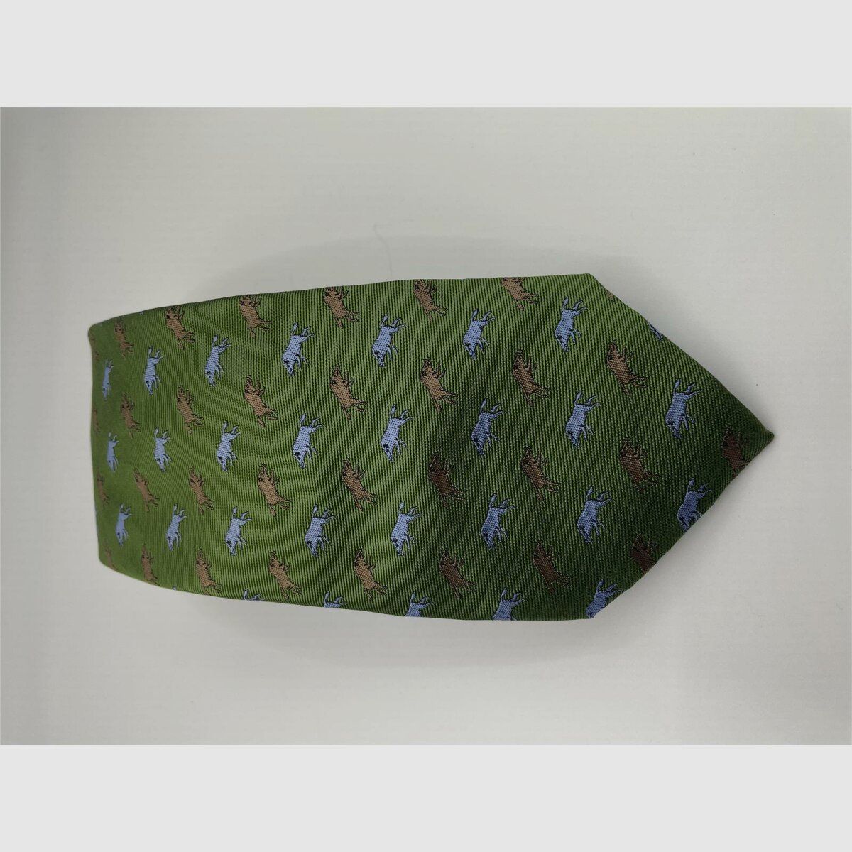 Corbata Robert Keyte 100% seda verde con motivo de jabalíes plateados y marrones