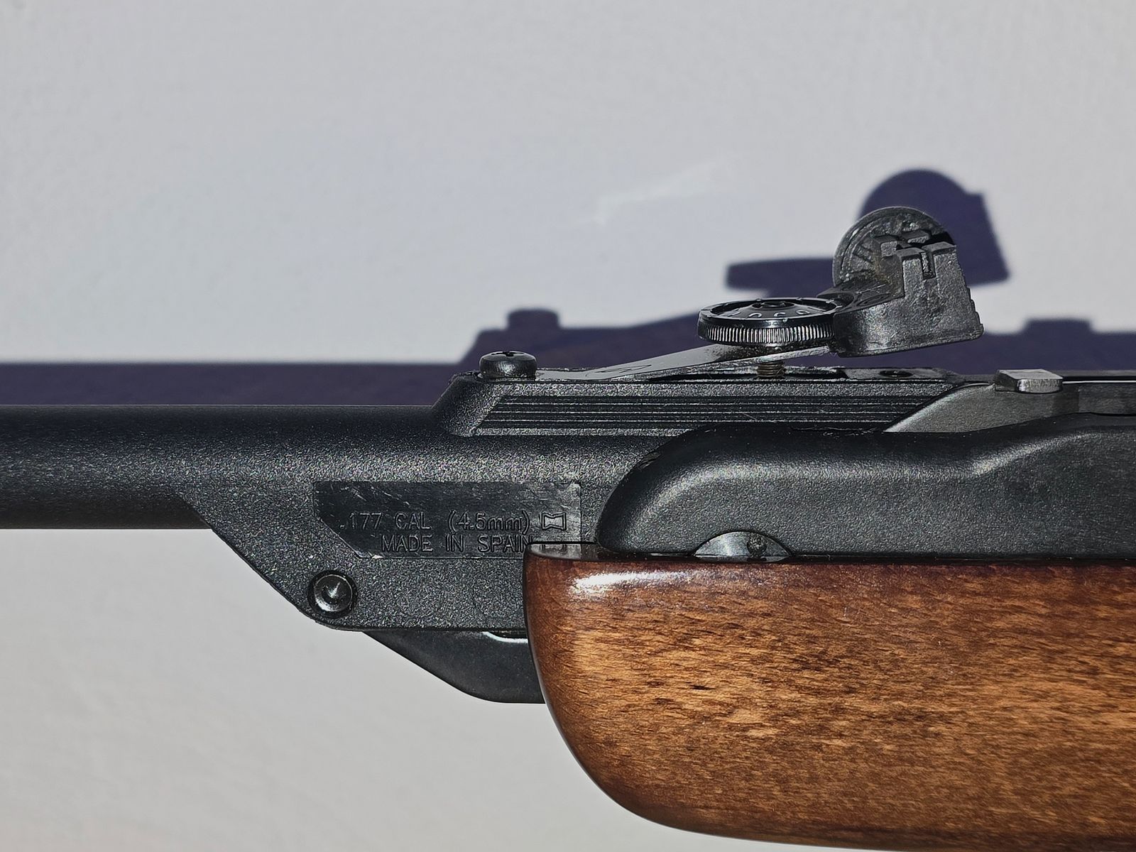 Carabina de aire comprimido GAMO MULTISHOT 8 disparos, con mira abierta en calibre 4,5 mm con 4 cargadores